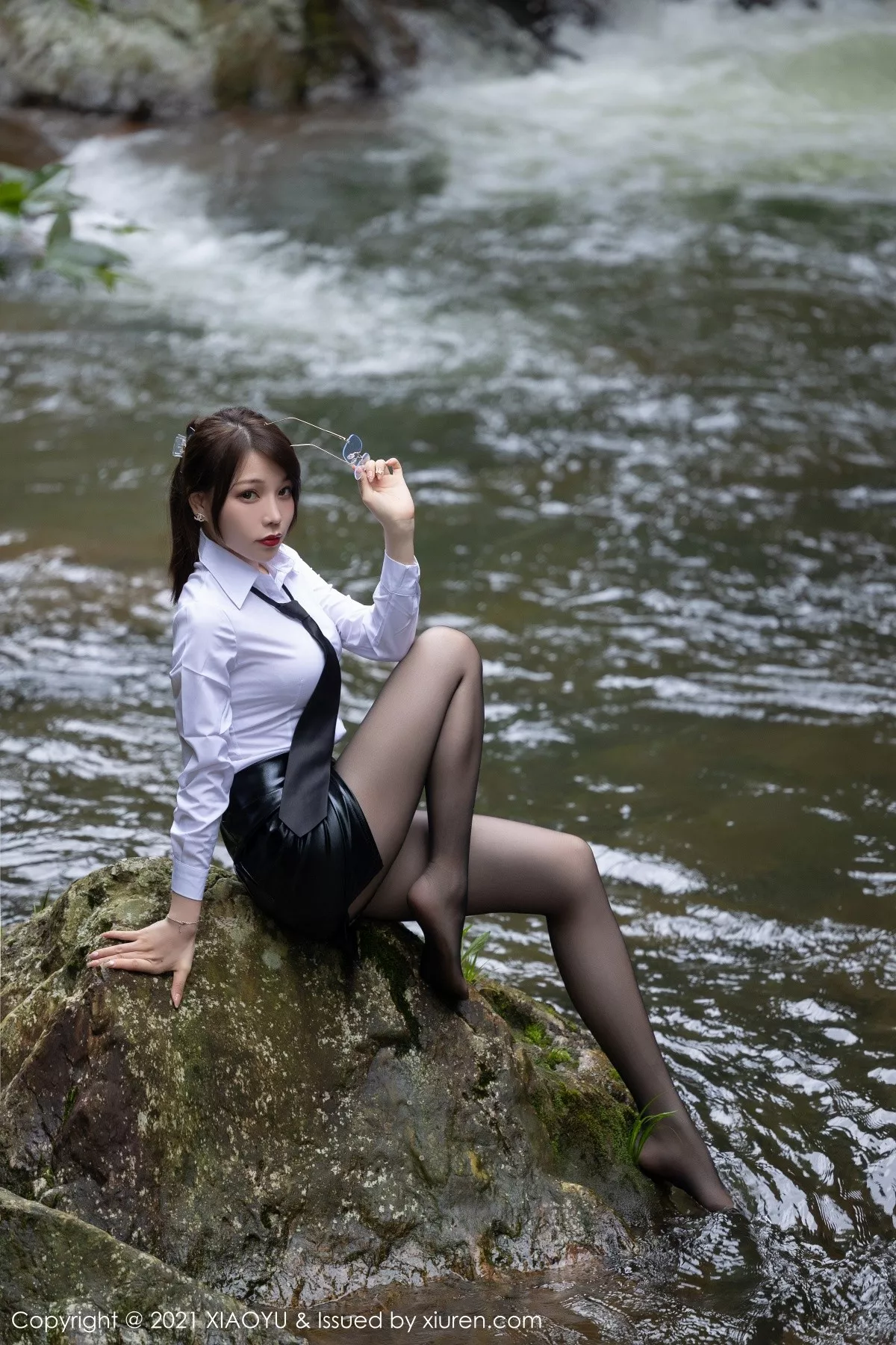 Xgyw.Org_[XiaoYu画语界]Vol.576_女神芝芝Booty山涧戏水主题白衬衣配皮短裙露黑丝裤袜诱惑写真83P