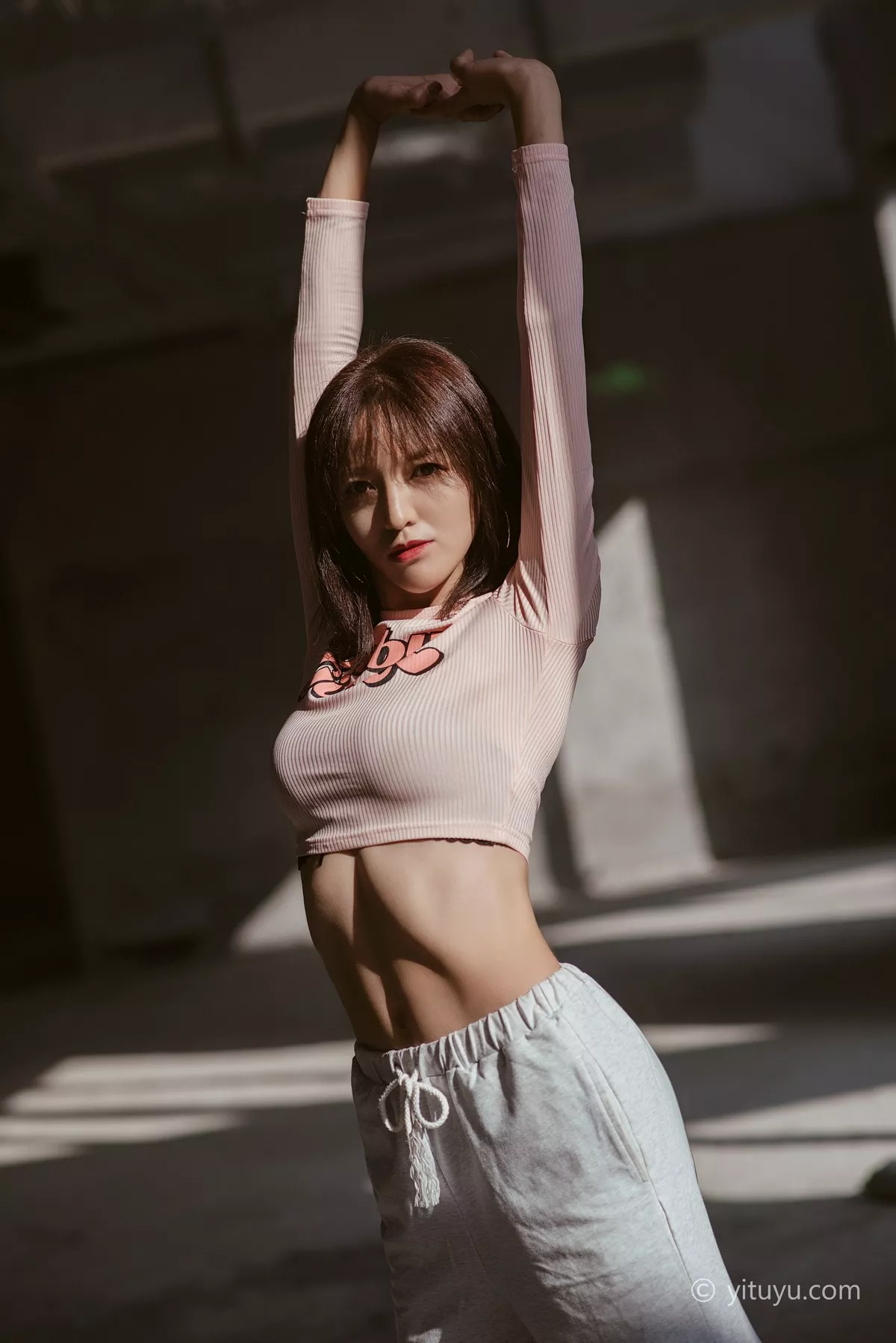 Xgyw.Org_[艺图语]Vol.005_模特Lily不良少女主题户外粉色服饰+性感JK服秀美腿迷人写真27P