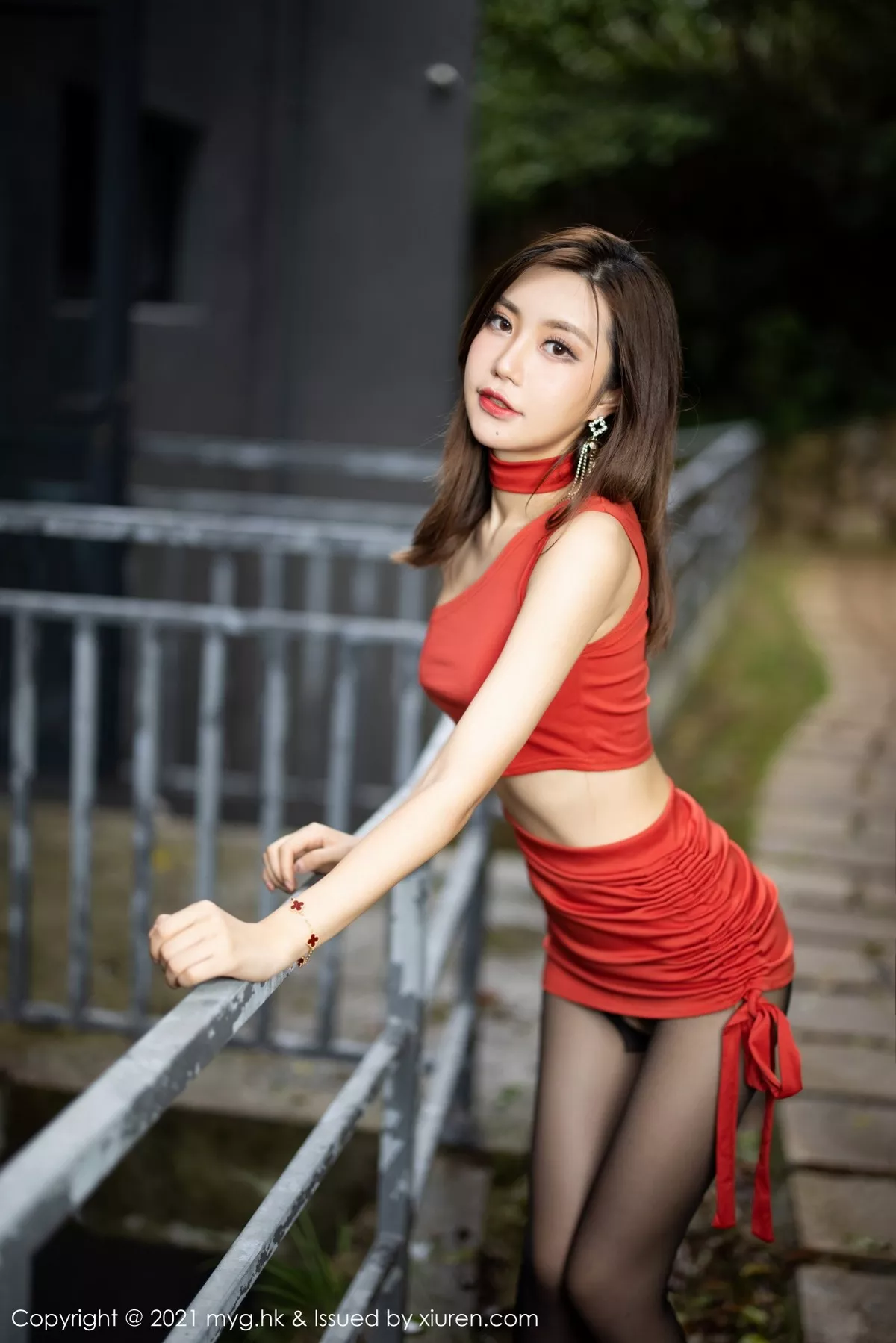 Xgyw.Org_[MyGirl美媛馆]Vol.585_女神绮里嘉Carina杭州旅拍户外鲜艳红裙配开档黑丝魅惑写真61P