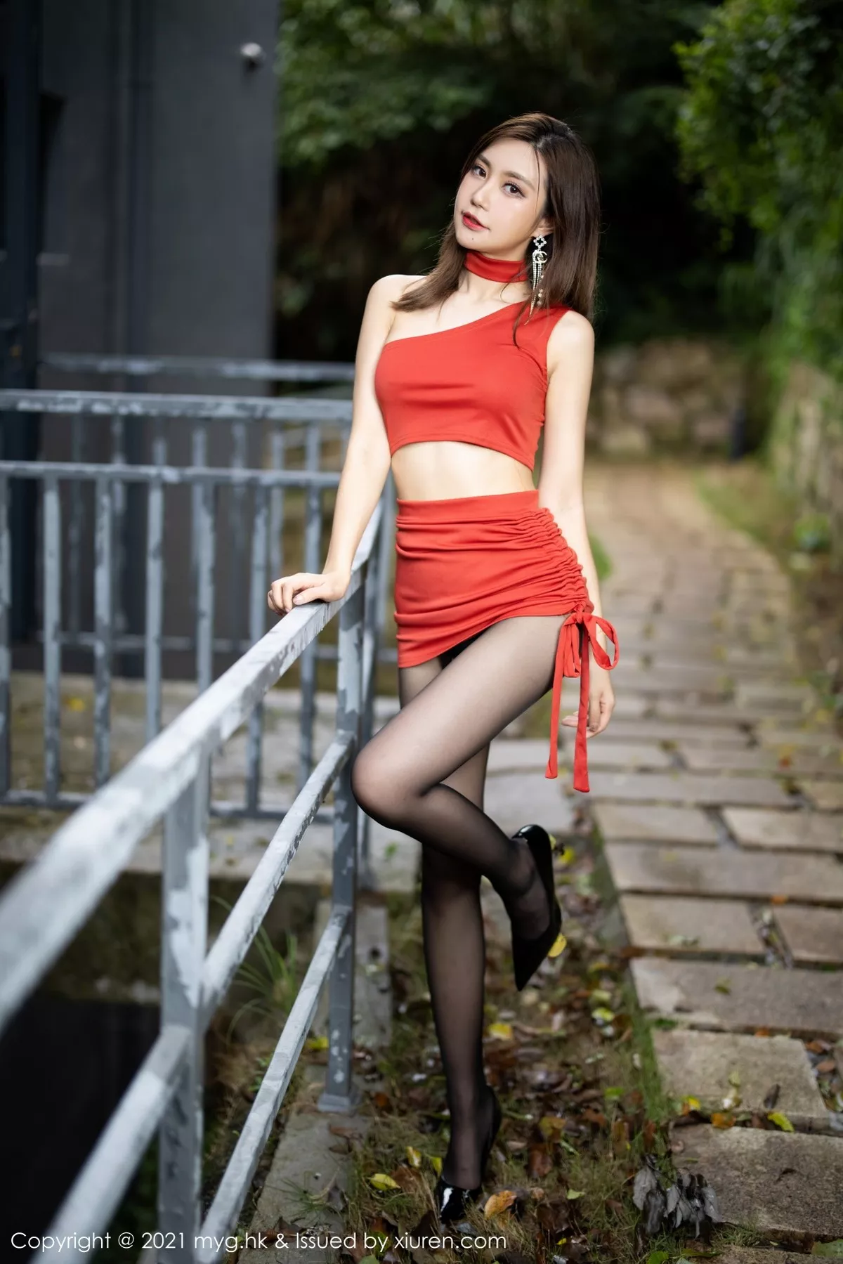 Xgyw.Org_[MyGirl美媛馆]Vol.585_女神绮里嘉Carina杭州旅拍户外鲜艳红裙配开档黑丝魅惑写真61P