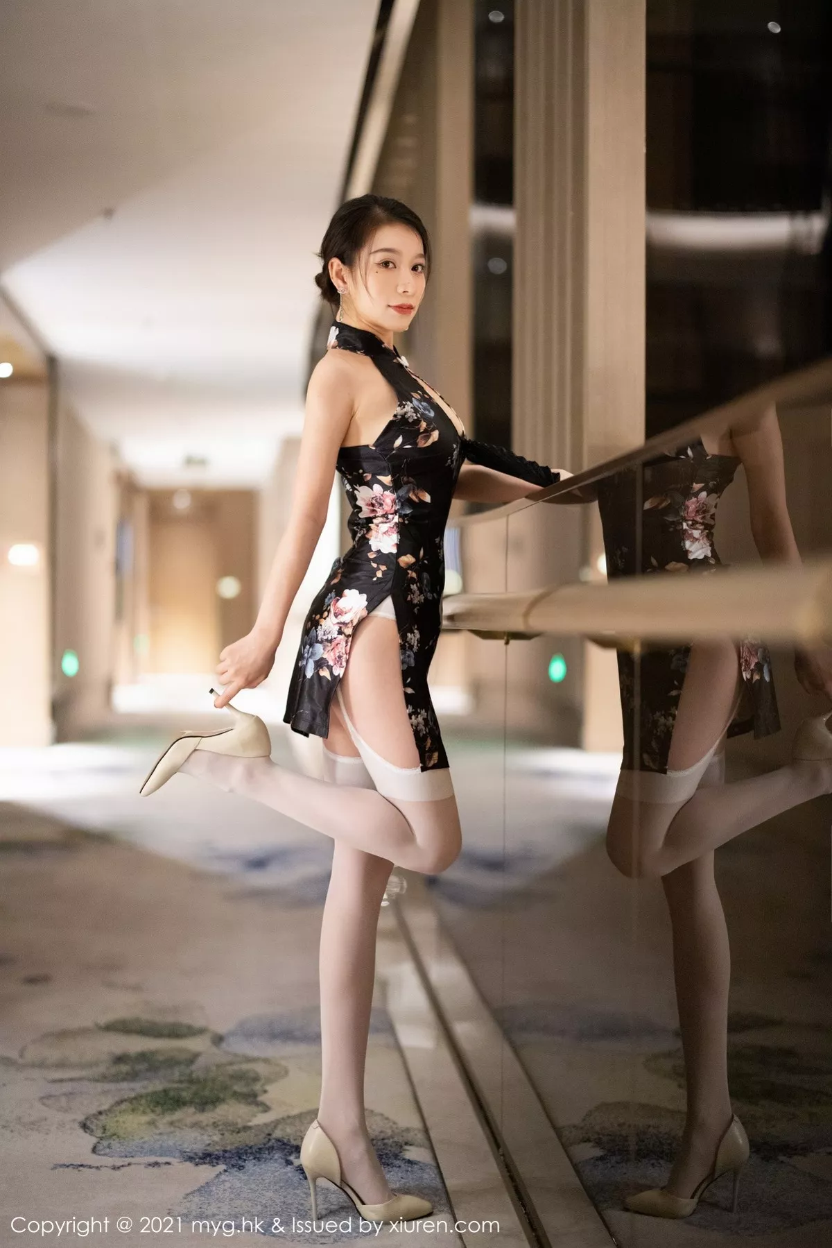 Xgyw.Org_[MyGirl美媛馆]Vol.580_模特vetiver嘉宝贝儿杭州旅拍古韵旗袍配白丝吊袜撩人诱惑写真62P