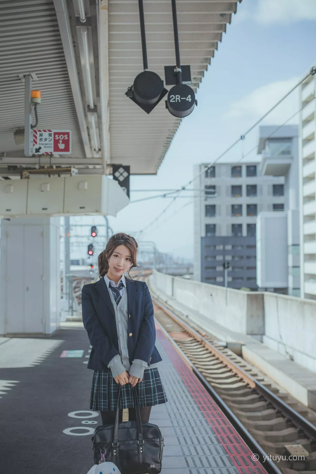 Xgyw.Org_[艺图语]Vol.007_模特川川日本奈良旅拍户外性感JK学生服配黑丝裤袜迷人写真23P