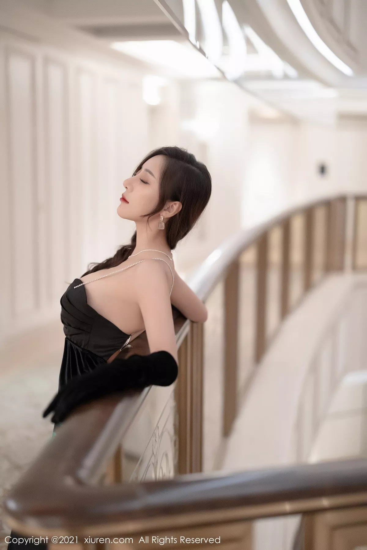 Xgyw.Org_XiuRen第4101期_女神王馨瑶yanni深圳旅拍典雅礼服配无内黑丝秀翘臀诱惑写真57P