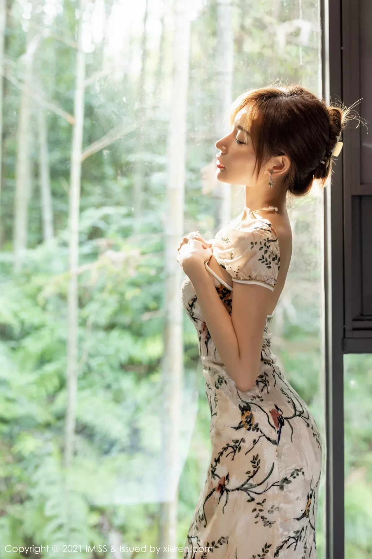 Xgyw.Org_[IMISS爱蜜社]Vol.633_女神小狐狸Kathryn心愿旅拍性感旗袍配肉丝裤袜迷人诱惑写真49P