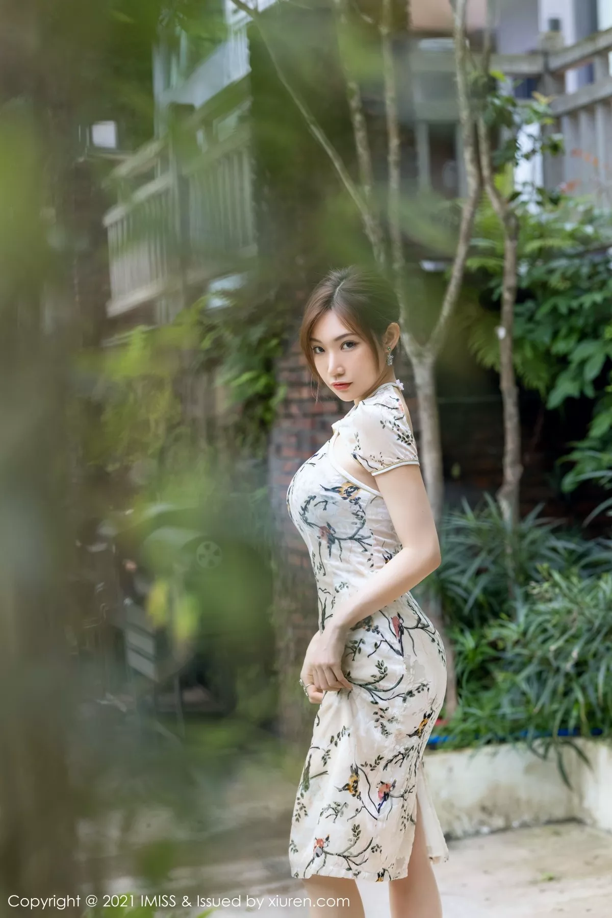 Xgyw.Org_[IMISS爱蜜社]Vol.633_女神小狐狸Kathryn心愿旅拍性感旗袍配肉丝裤袜迷人诱惑写真49P