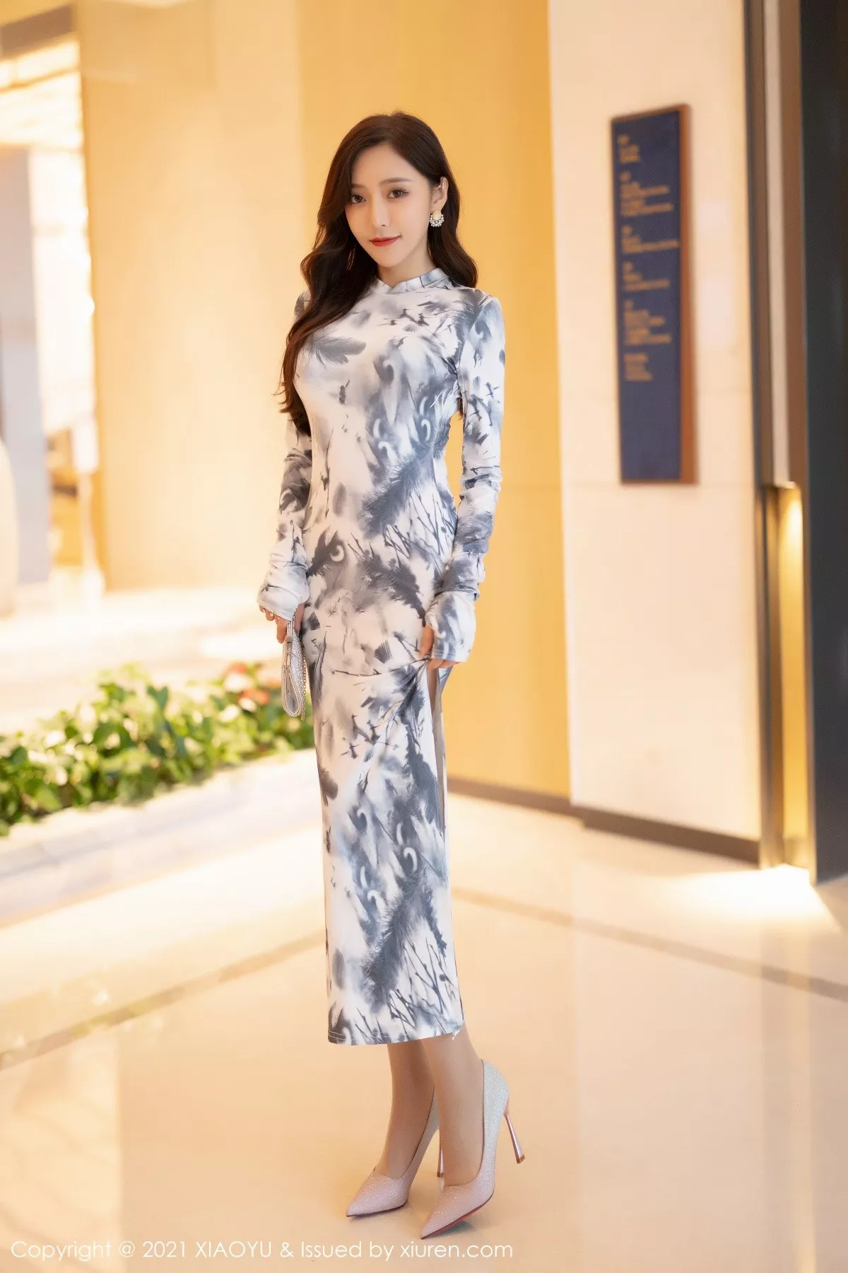 Xgyw.Org_[XiaoYu画语界]Vol.652_女神王馨瑶yanni优雅长裙半撩露性感内衣肉丝裤袜极致魅惑写真71P