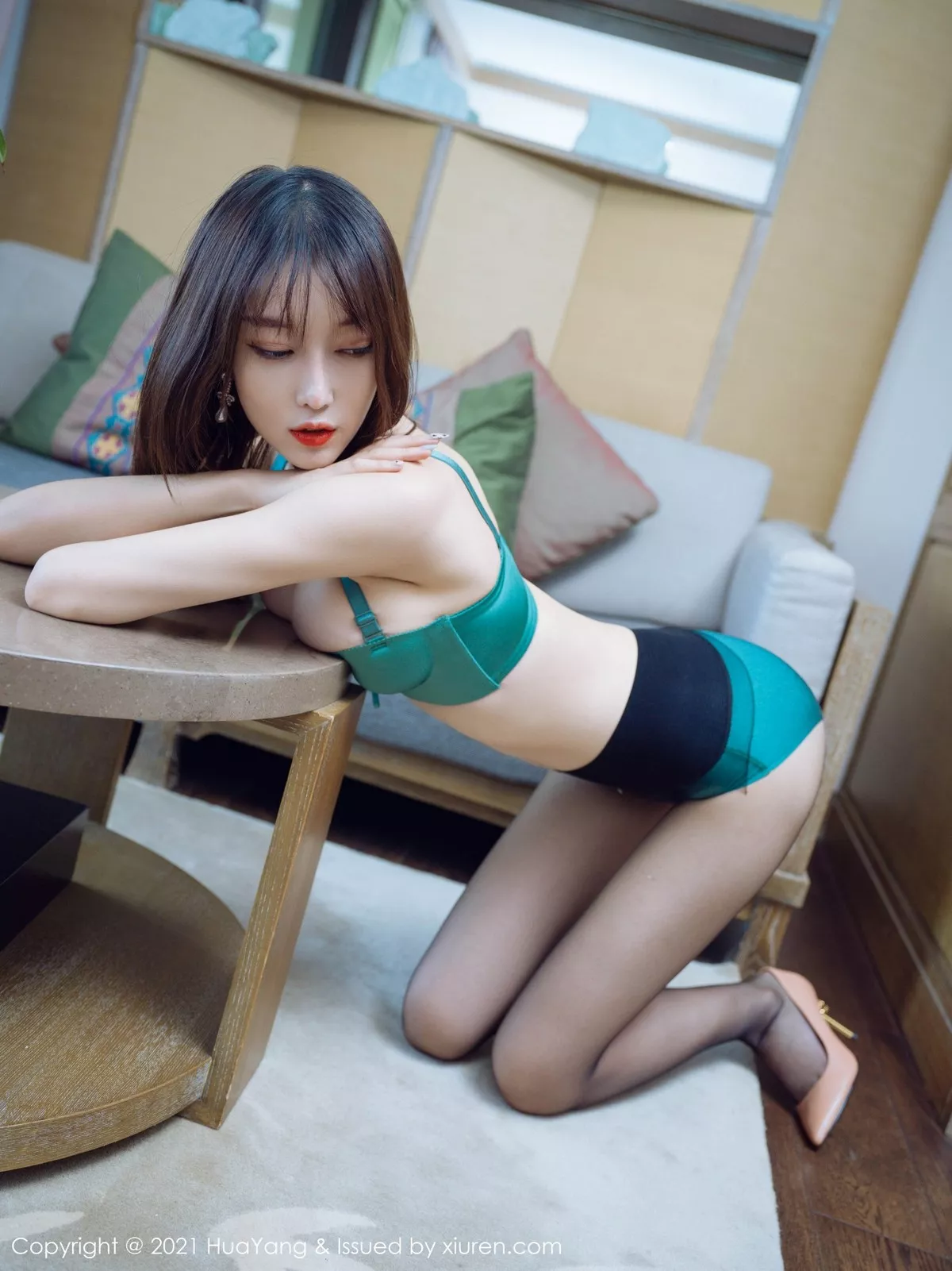 Xgyw.Org_[HuaYang花漾]Vol.457_丽质美人玥儿玥er阳朔旅拍性感旗袍配黑丝裤袜完美诱惑写真50P