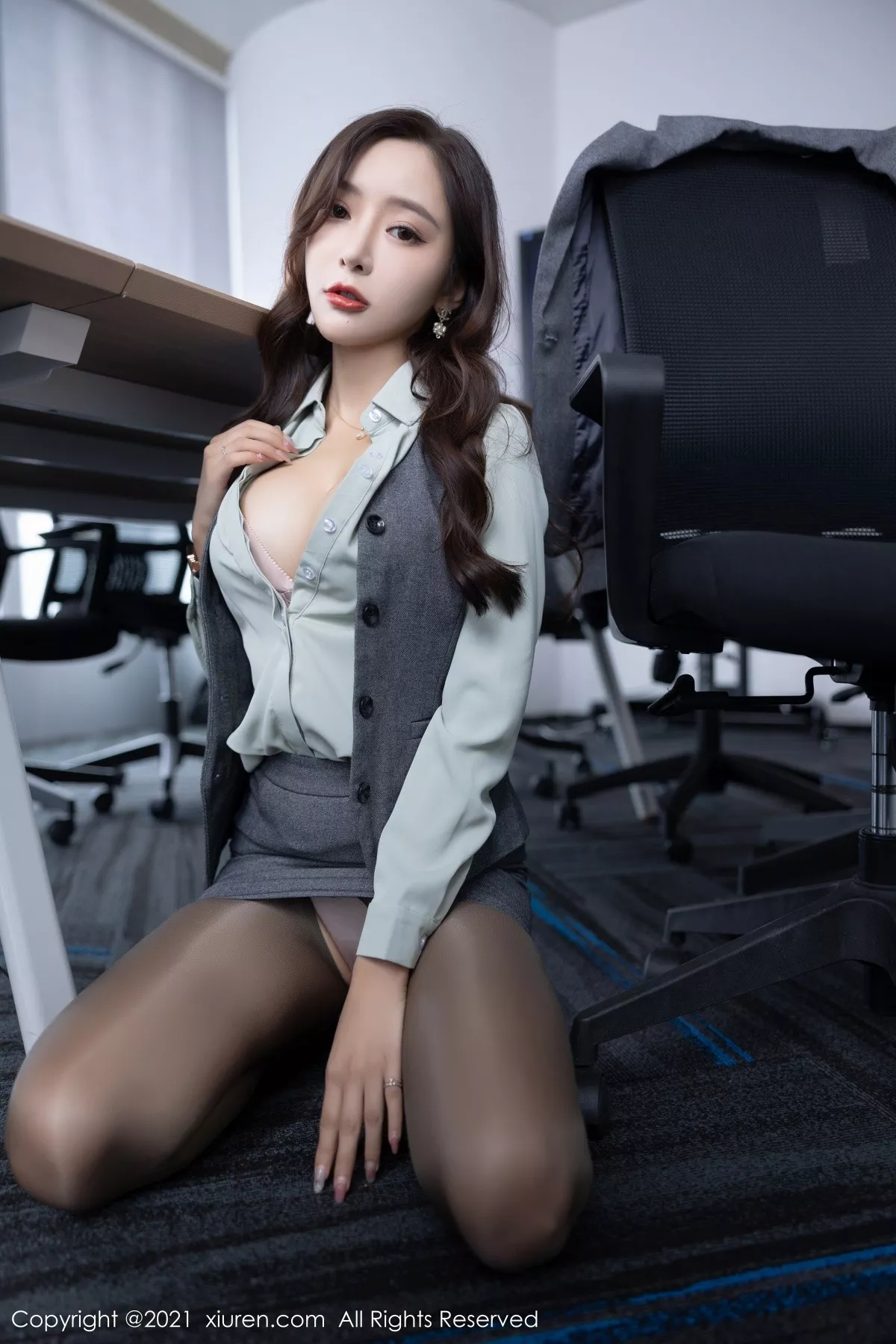 Xgyw.Org_XiuRen第4251期_女神王馨瑶yanni私房半脱露性感内衣超薄黑丝裤袜完美诱惑写真80P