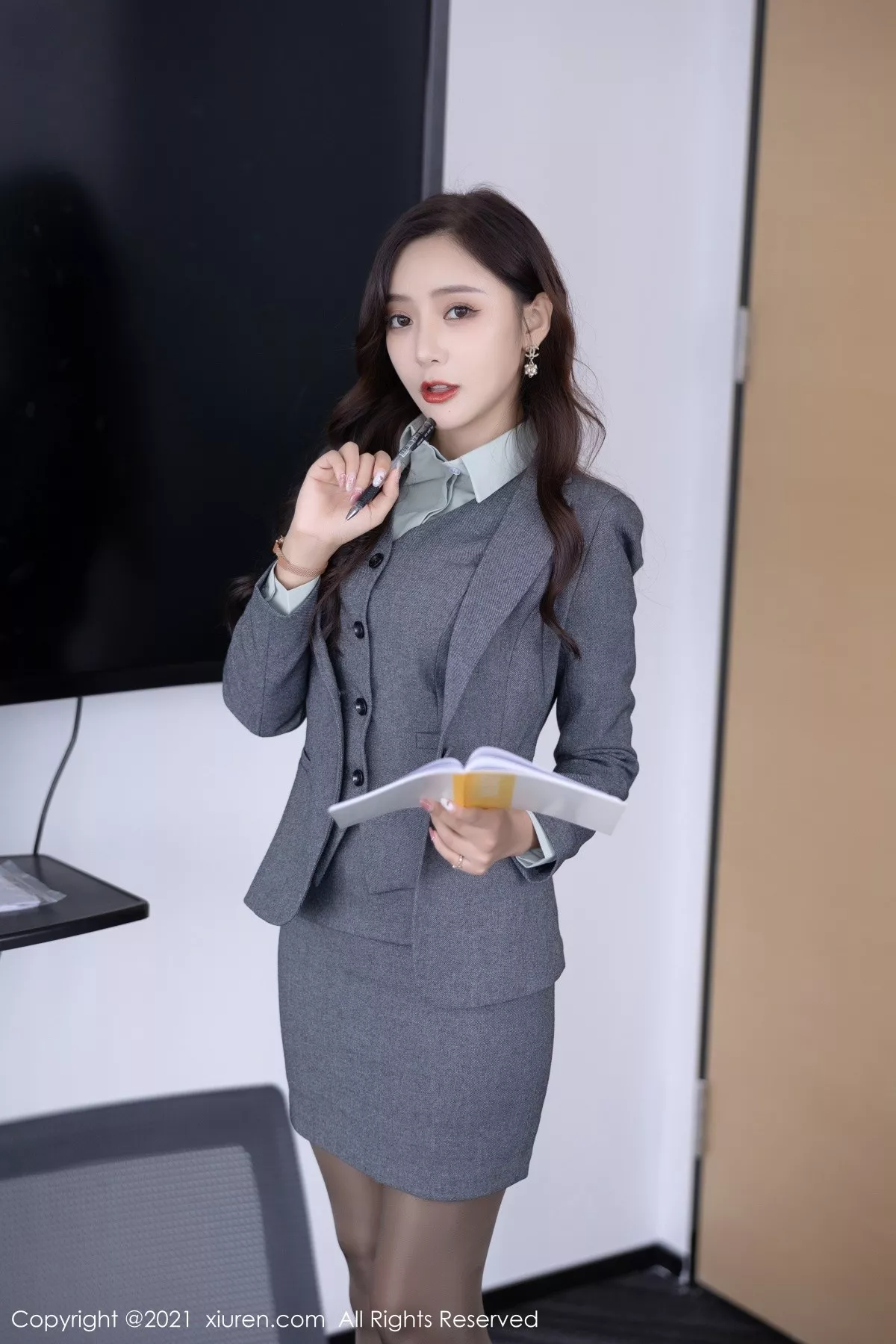 Xgyw.Org_XiuRen第4251期_女神王馨瑶yanni私房半脱露性感内衣超薄黑丝裤袜完美诱惑写真80P