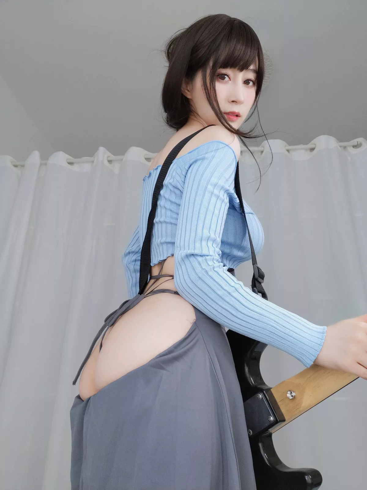 Xgyw.Org_Coser小姐姐白银81吉他妹妹主题私房真空针织衣配露臀长裙秀翘臀屁沟诱惑写真165P