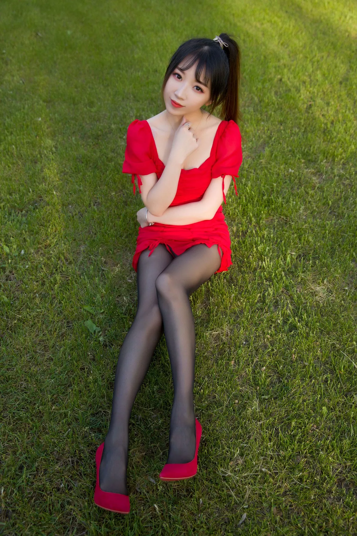 Xgyw.Org_斗鱼主播小女巫露娜户外小红裙主题性感红裙露超薄黑丝裤袜秀翘臀美腿诱惑写真66P