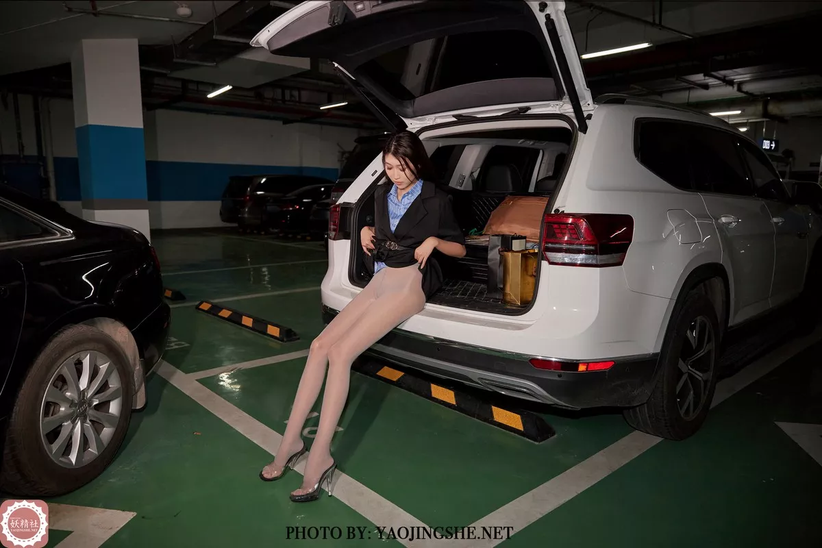 Xgyw.Org_[妖精社]B2119_模特苏伟停车场里风景主题外套下超薄无内连体肉丝惹火诱惑写真52P