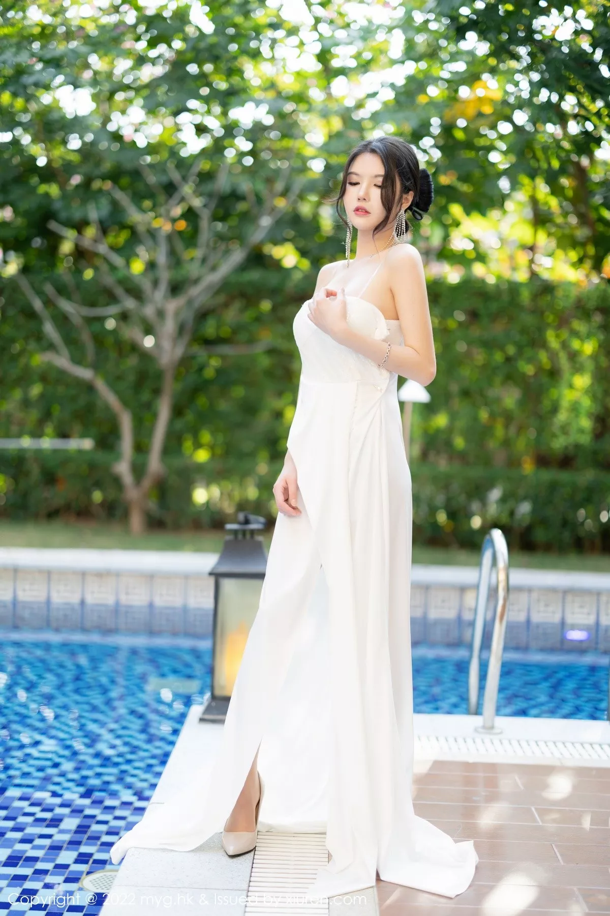 Xgyw.Org_[MyGirl美媛馆]Vol.625_模特媛媛酱belle珠三角旅拍泳池性感服饰半脱露惹火身材诱惑写真54P