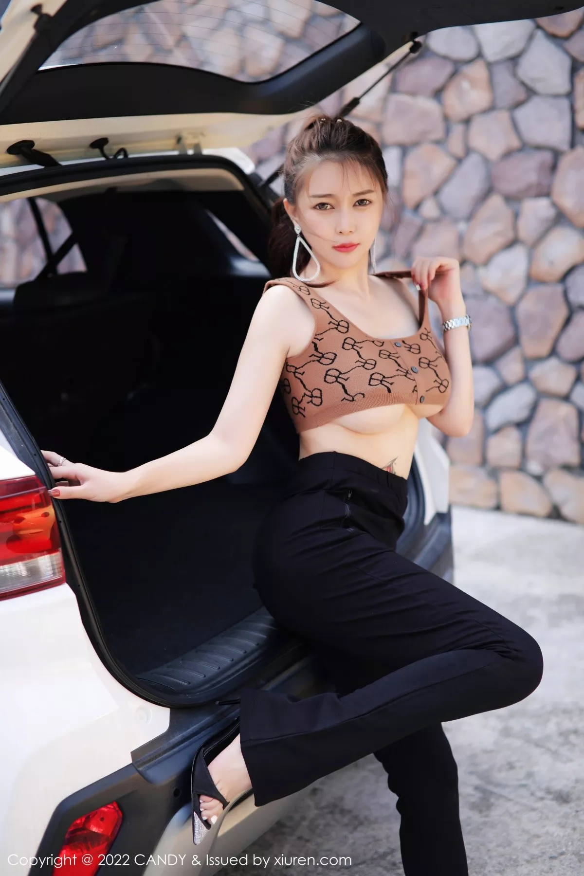 Xgyw.Org_[Candy网红馆]Vol.085_模特凯竹姐姐户外汽车女郎半脱秀丰腴多姿身材迷人诱惑写真50P