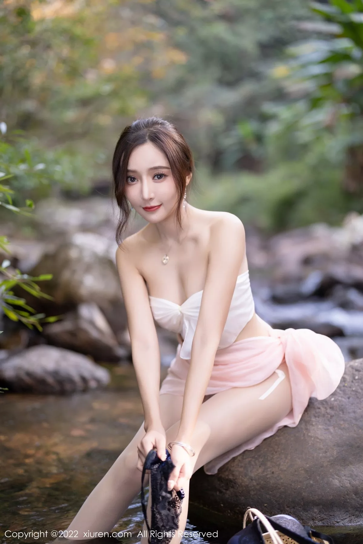 Xgyw.Org_XiuRen第4511期_女神王馨瑶yanni户外小溪边淡色轻透服饰露火辣身材诱惑写真61P