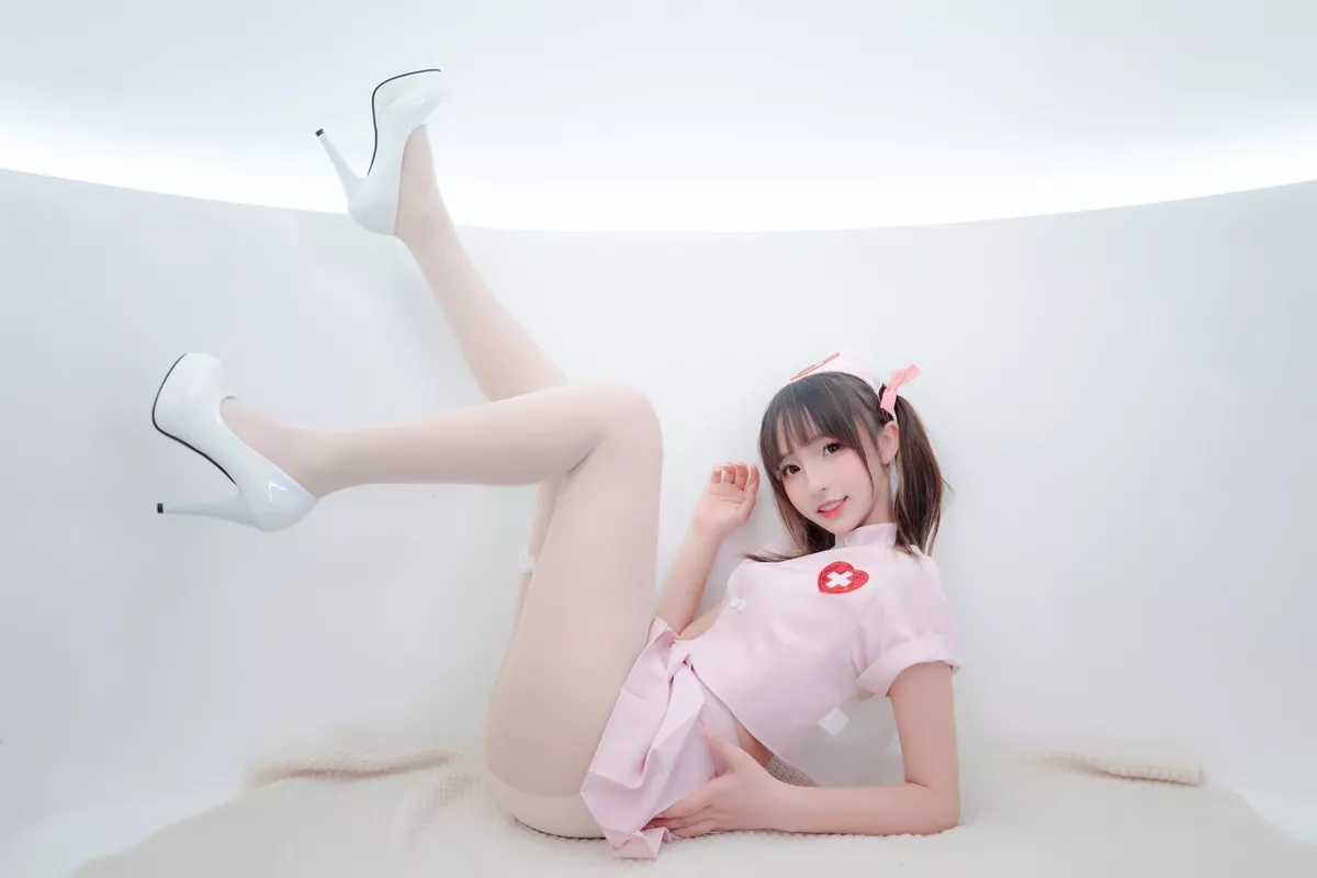Xgyw.Org_萝莉美女神楽坂真冬白丝护士身心平衡主题性感粉色护士装配超薄白丝诱惑写真150P