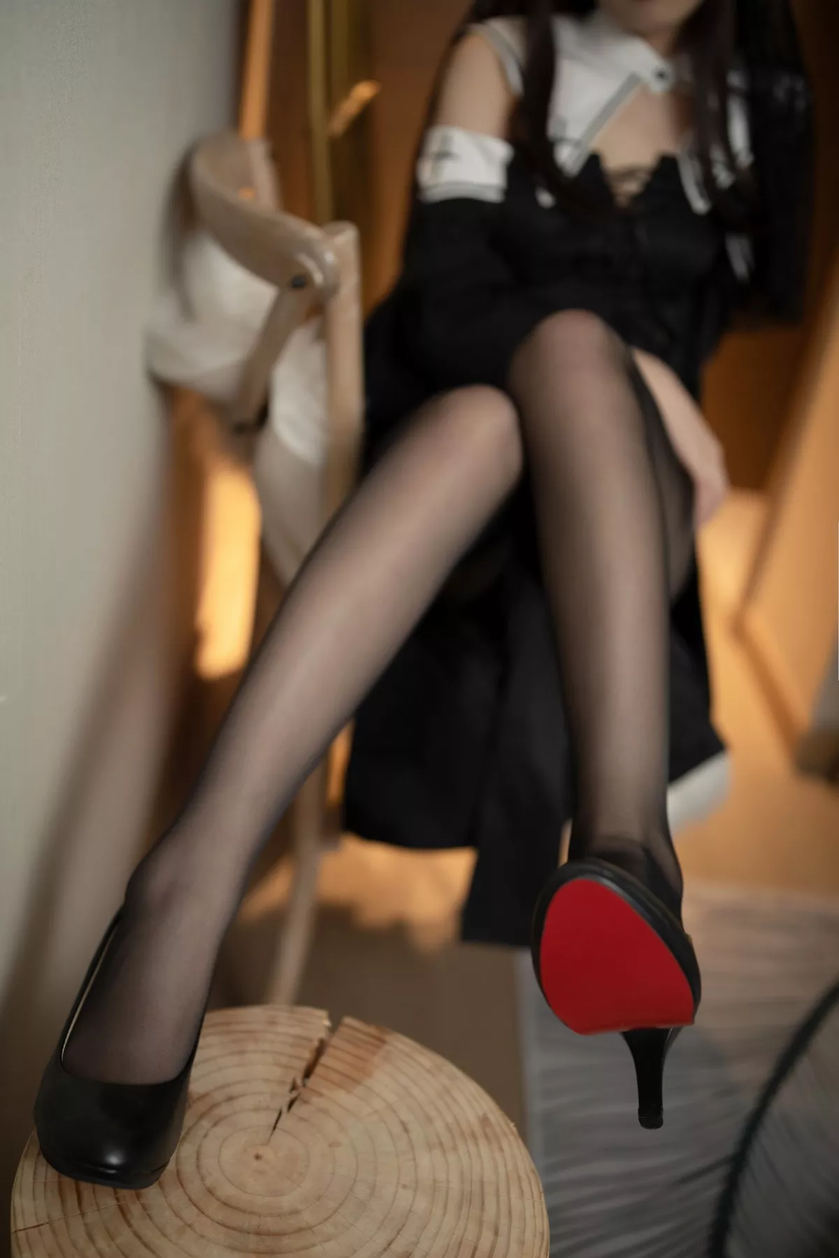 Xgyw.Org_动漫博主封疆疆v黑色修女主题私房性感黑色长裙配黑丝裤袜秀美腿极致魅惑写真40P