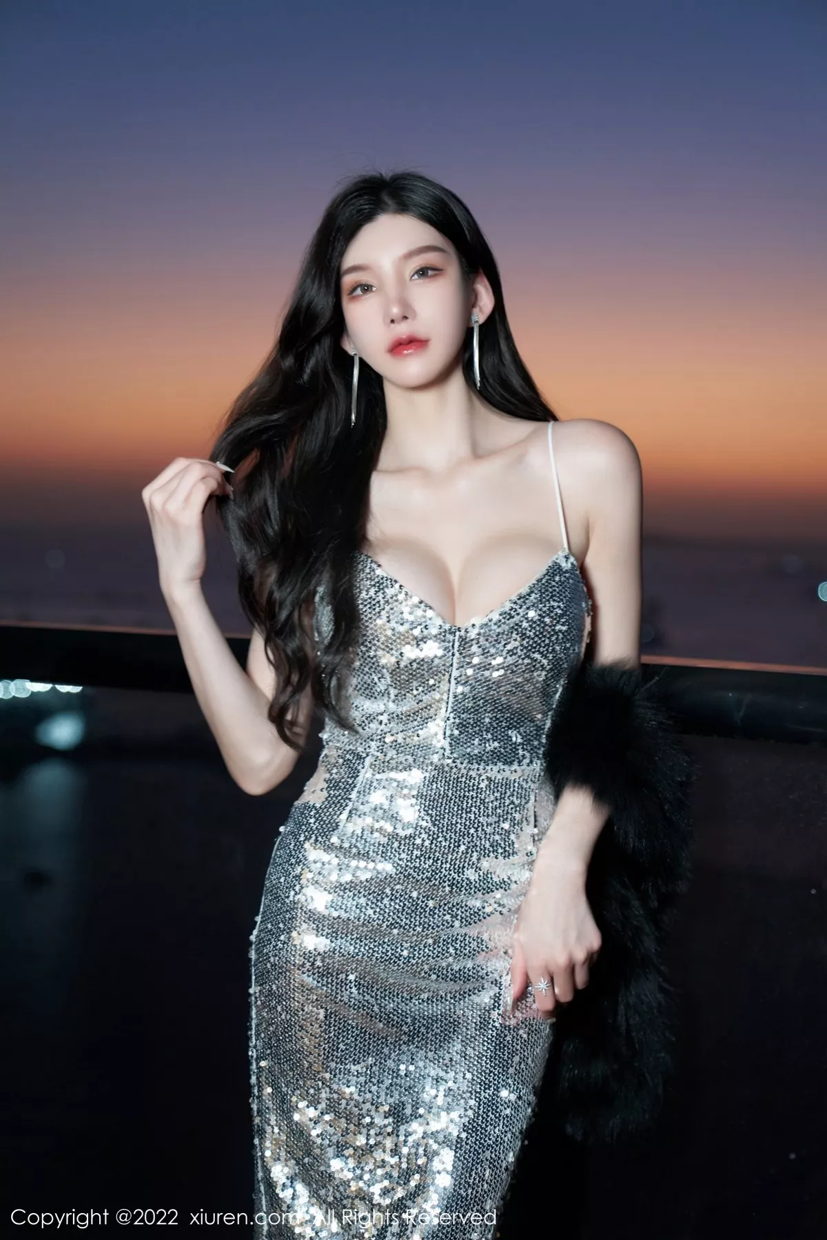 Xgyw.Org_XiuRen第4628期_女神周于希Sally三亚旅拍闪亮银色吊裙配白丝吊袜极致诱惑写真70P