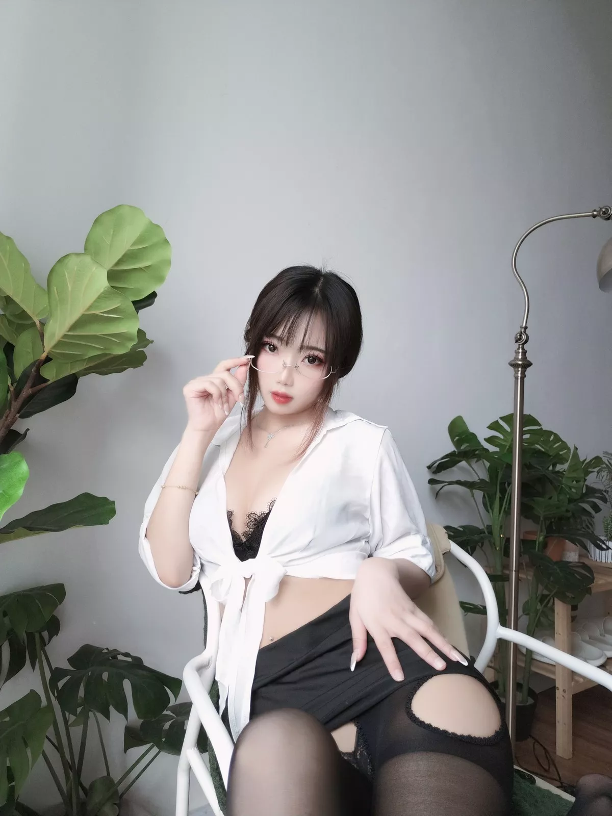 Xgyw.Org_白嫩美少女鬼畜瑶在不在女教师主题性感白色短T配黑短裙露开档黑丝诱惑写真35P