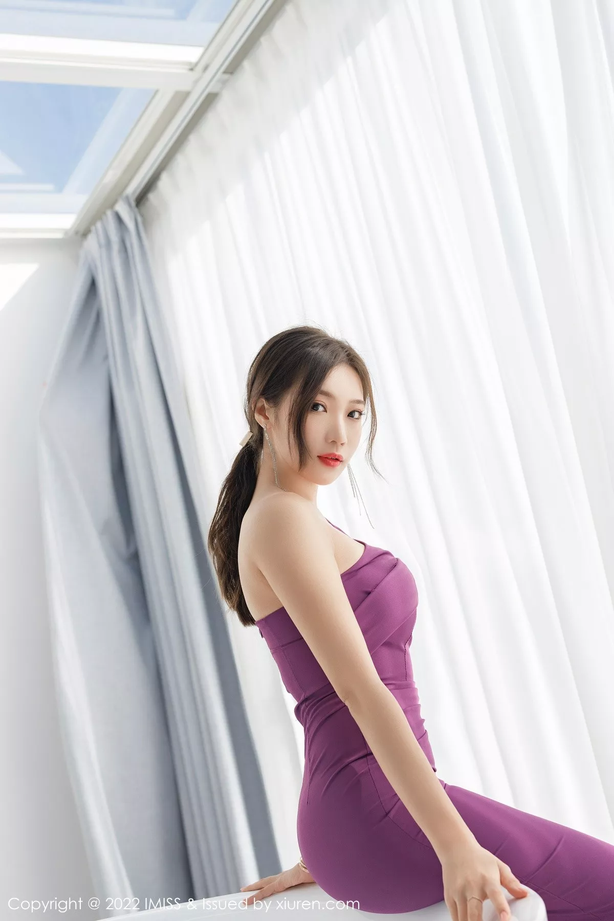 Xgyw.Org_[IMISS爱蜜社]Vol.675_女神小狐狸Kathryn脱玫红色连衣裙露性感红色内衣完美诱惑写真44P