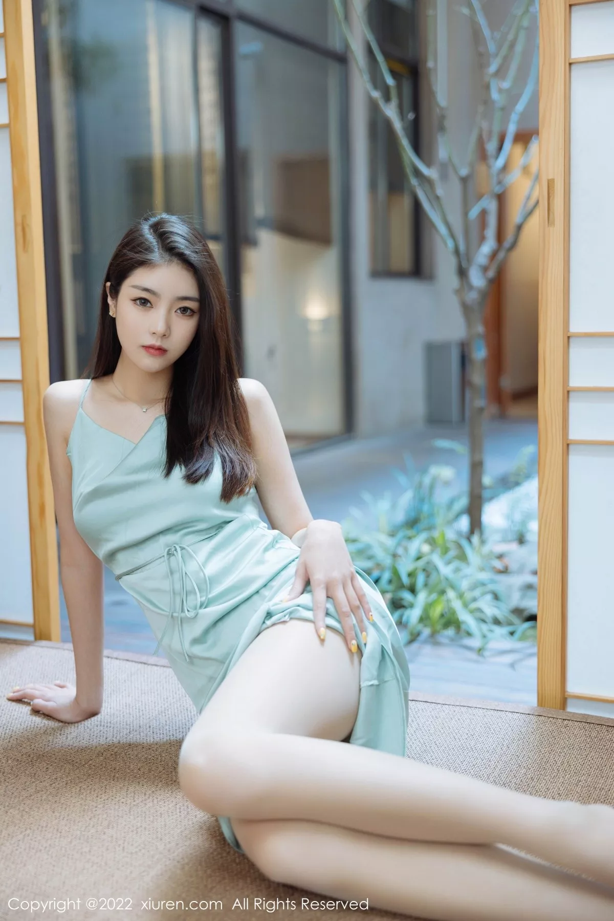 Xgyw.Org_XiuRen第4832期_模特可乐Vicky黑色收身服饰配超薄黑丝裤袜秀完美身材诱惑写真45P