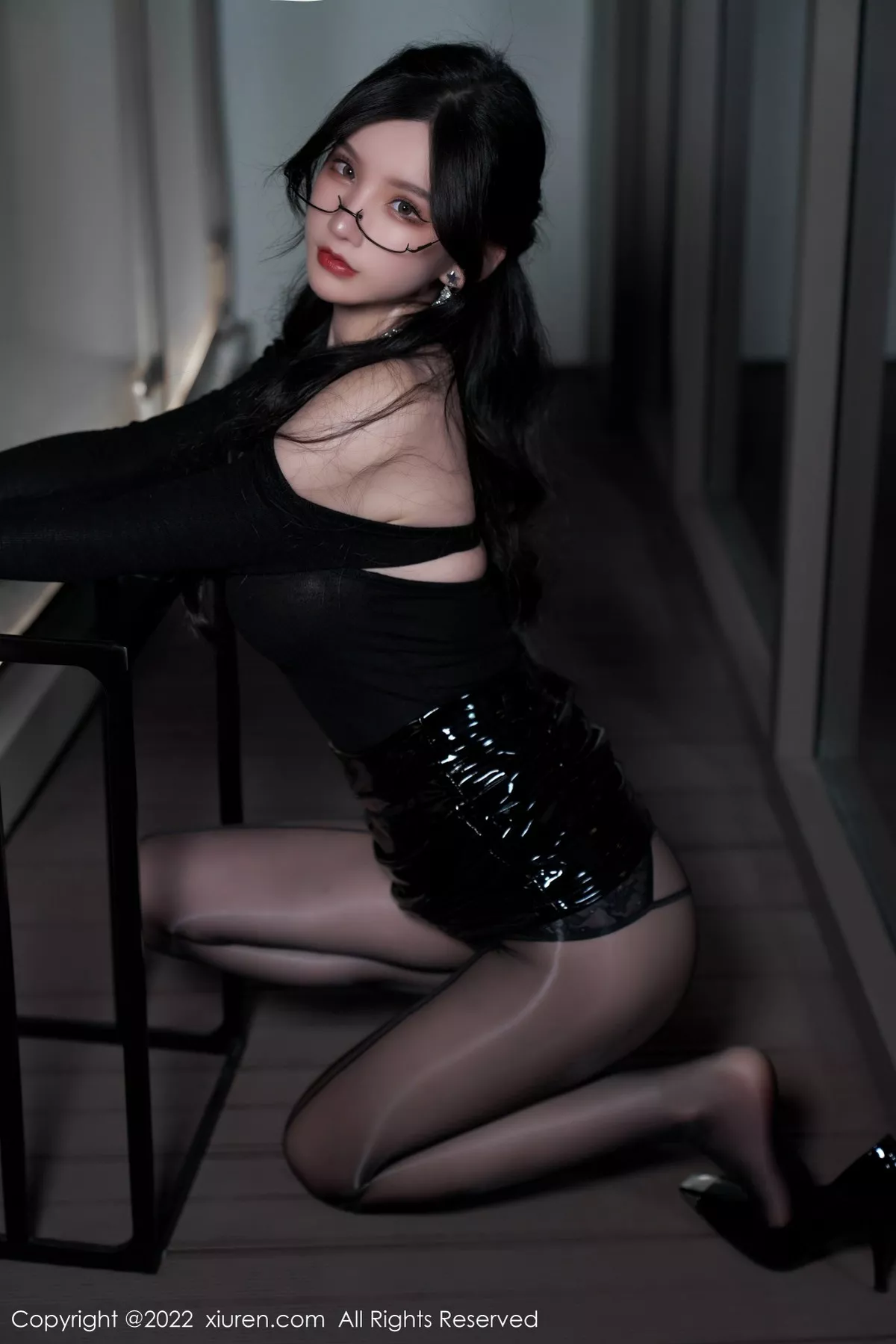 Xgyw.Org_XiuRen第4843期_女神周于希Sally性感黑色服饰配闪亮黑丝半脱秀完美身材诱惑写真73P