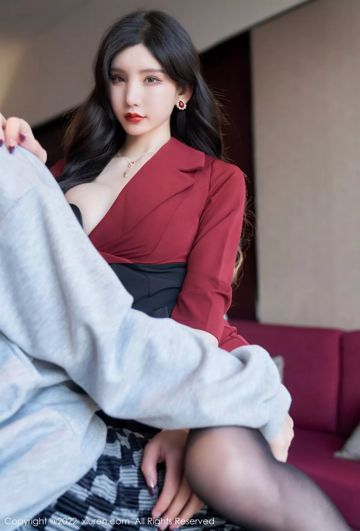 Xgyw.Org_XiuRen第4877期_女神周于希Sally脱红色外衣露性感黑色内衣超薄黑丝迷人诱惑写真76P