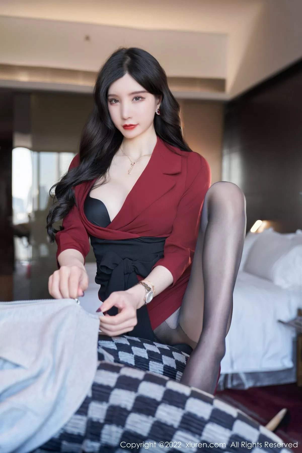 Xgyw.Org_XiuRen第4877期_女神周于希Sally脱红色外衣露性感黑色内衣超薄黑丝迷人诱惑写真76P