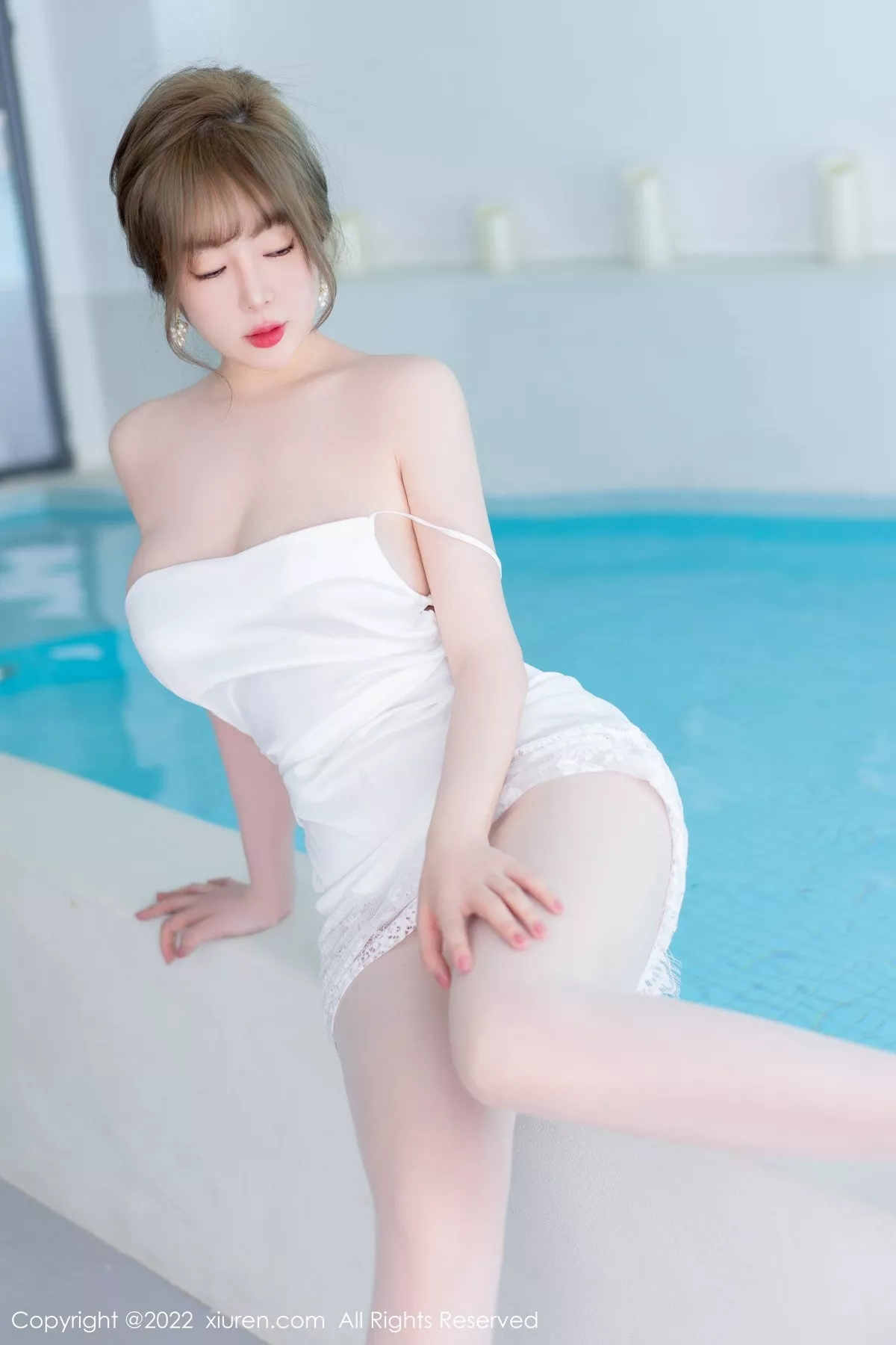 Xgyw.Org_XiuRen第4876期_女神王雨纯大理旅拍性感白色吊带短裙配无内白丝惹火诱惑写真54P