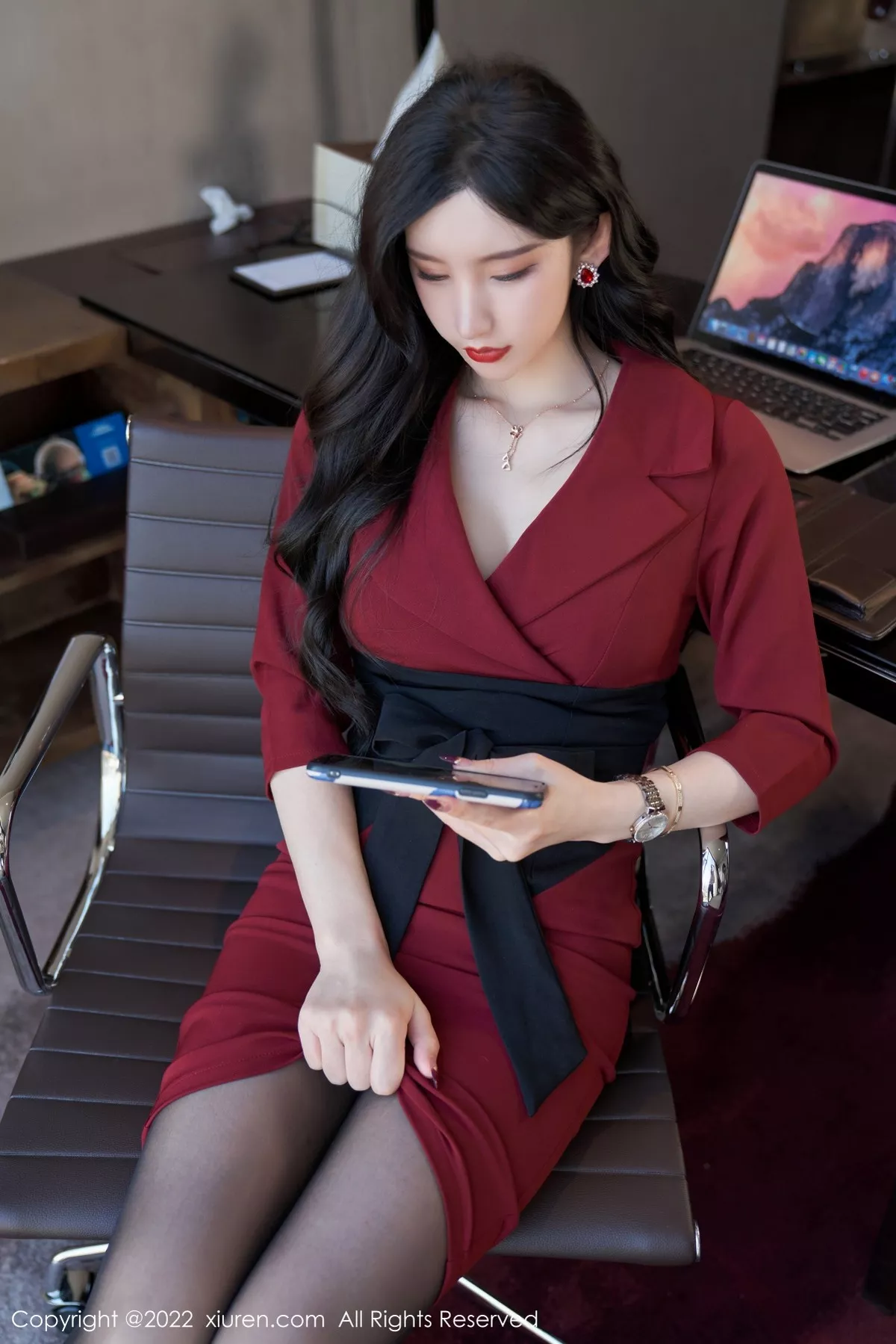 Xgyw.Org_XiuRen第4877期_女神周于希Sally脱红色外衣露性感黑色内衣超薄黑丝迷人诱惑写真76P