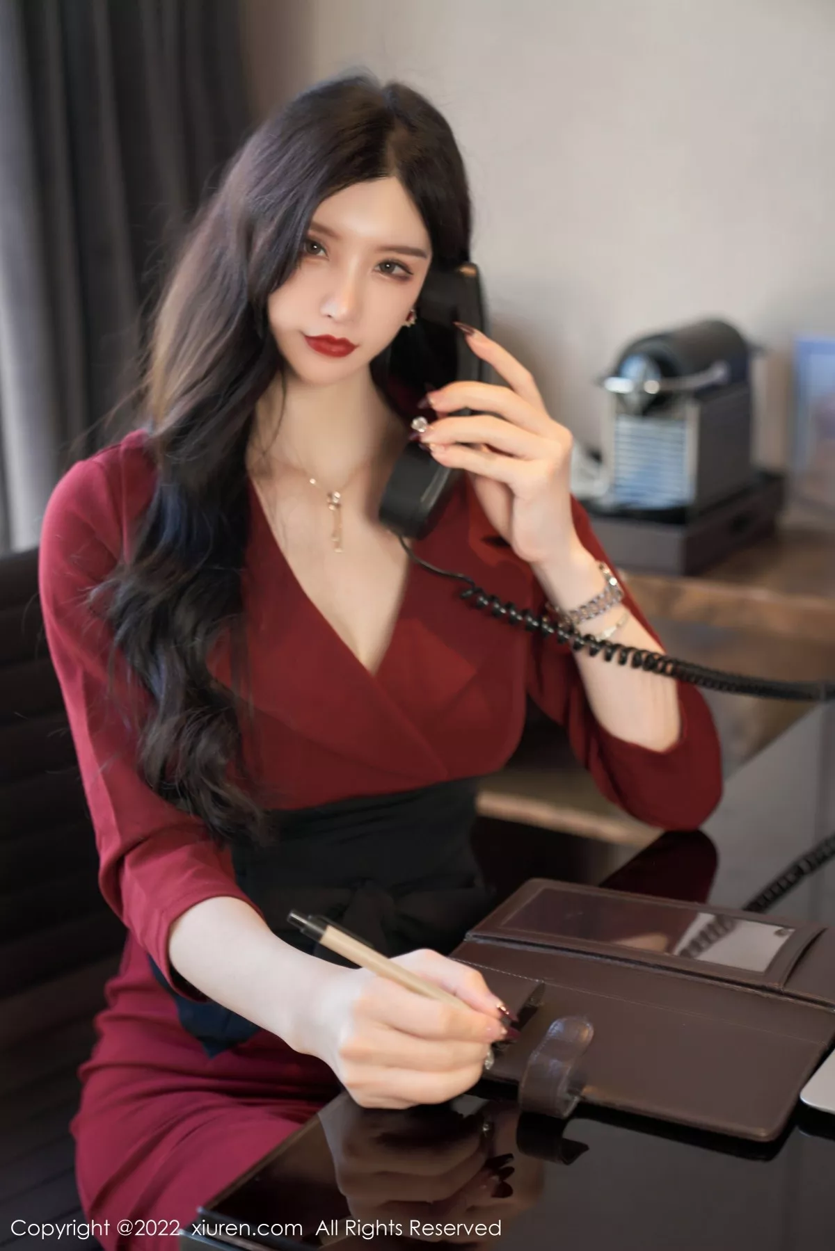 Xgyw.Org_XiuRen第4877期_女神周于希Sally脱红色外衣露性感黑色内衣超薄黑丝迷人诱惑写真76P