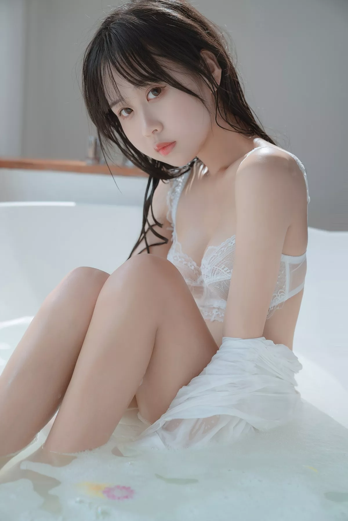 Xgyw.Org_阳光美少女萌芽儿o0浴缸主题私房浴室性感白色薄透服饰配蕾丝内衣湿身诱惑写真72P