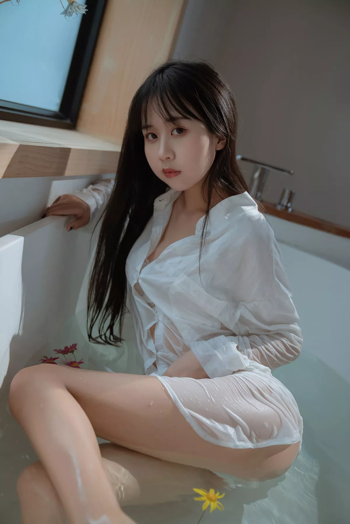 Xgyw.Org_阳光美少女萌芽儿o0浴缸主题私房浴室性感白色薄透服饰配蕾丝内衣湿身诱惑写真72P
