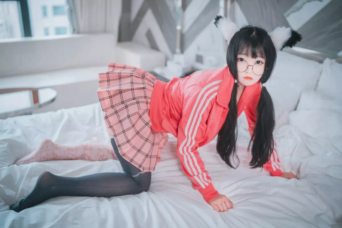 Xgyw.Org_[DJAWA]No.015_模特Aram_Hot Pink Jersey主题脱性感运动装露翘臀美腿诱惑写真81P