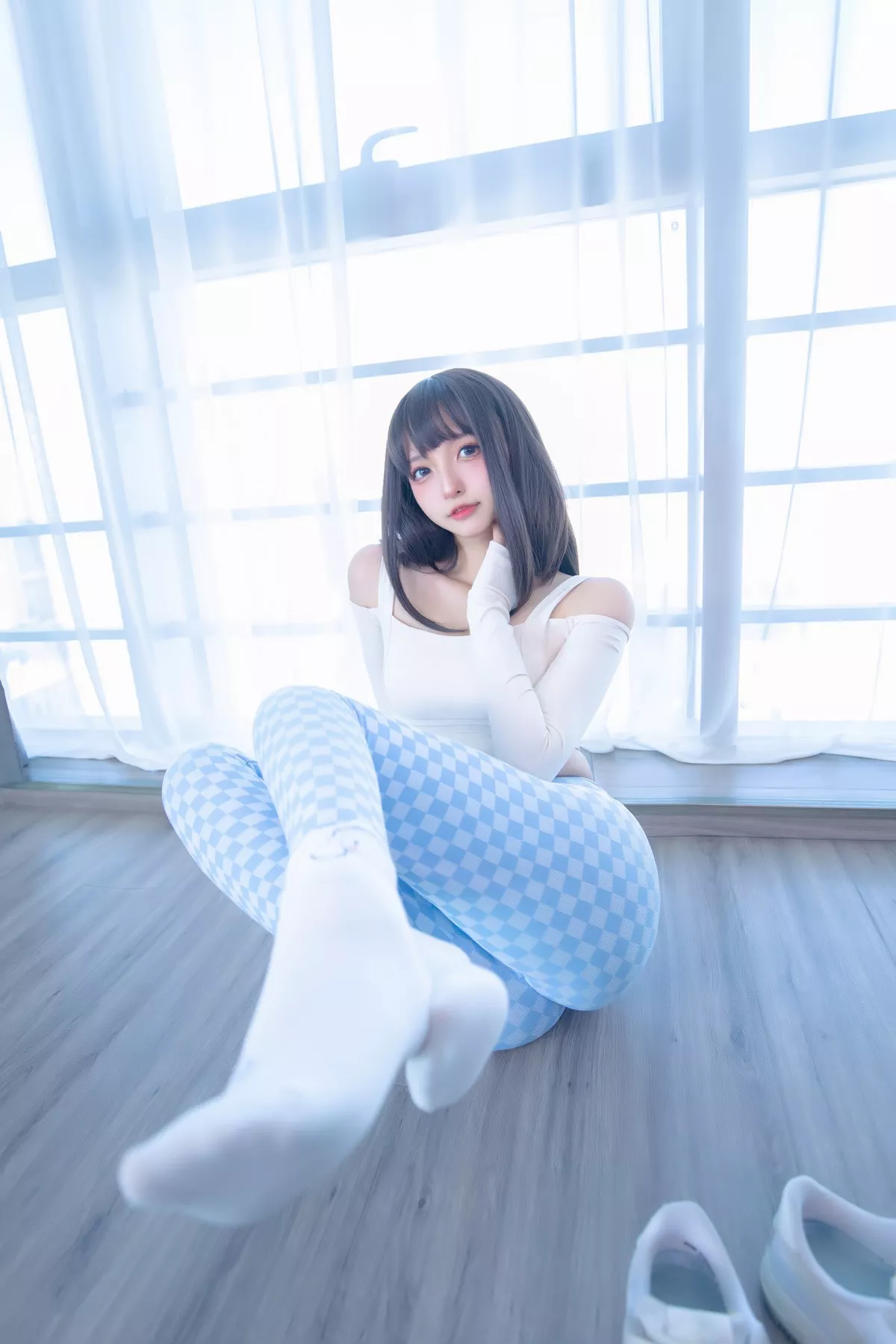 Xgyw.Org_萝莉美女神楽坂真冬蓝白格主题室内性感白色抹胸上衣配紧身运动裤撩人写真75P