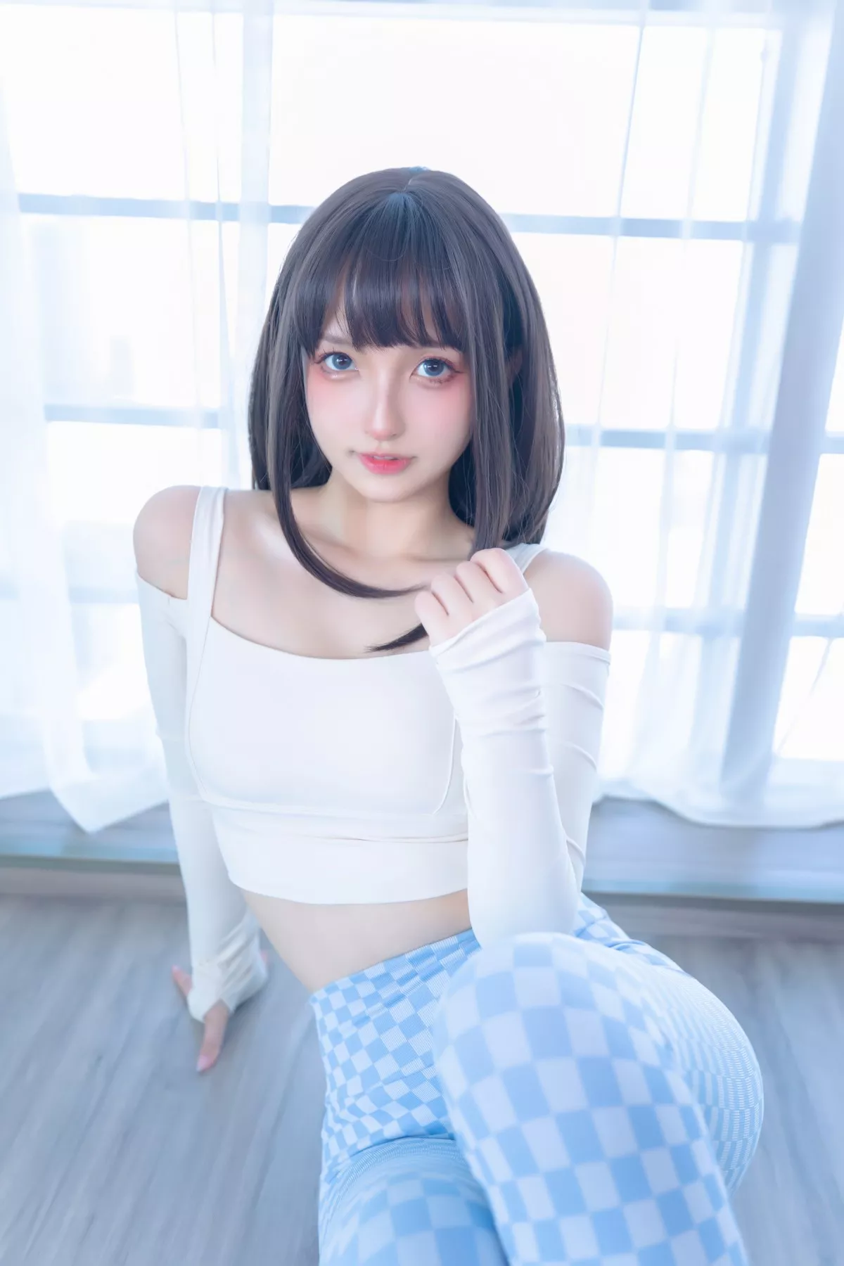 Xgyw.Org_萝莉美女神楽坂真冬蓝白格主题室内性感白色抹胸上衣配紧身运动裤撩人写真75P