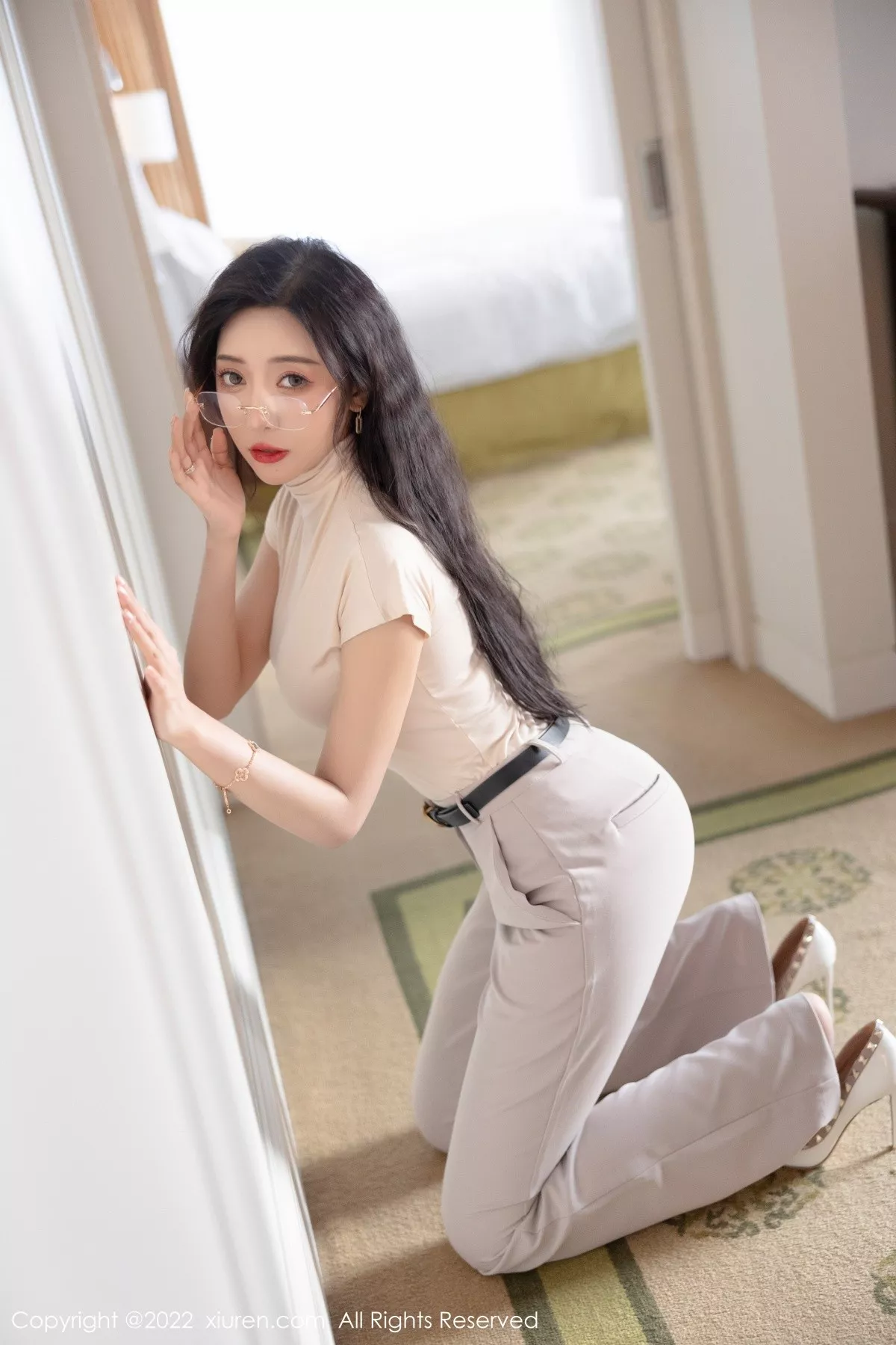 Xgyw.Org_XiuRen第5015期_女神王馨瑶yanni厦门旅拍OL装扮半脱露性感内衣完美诱惑写真108P