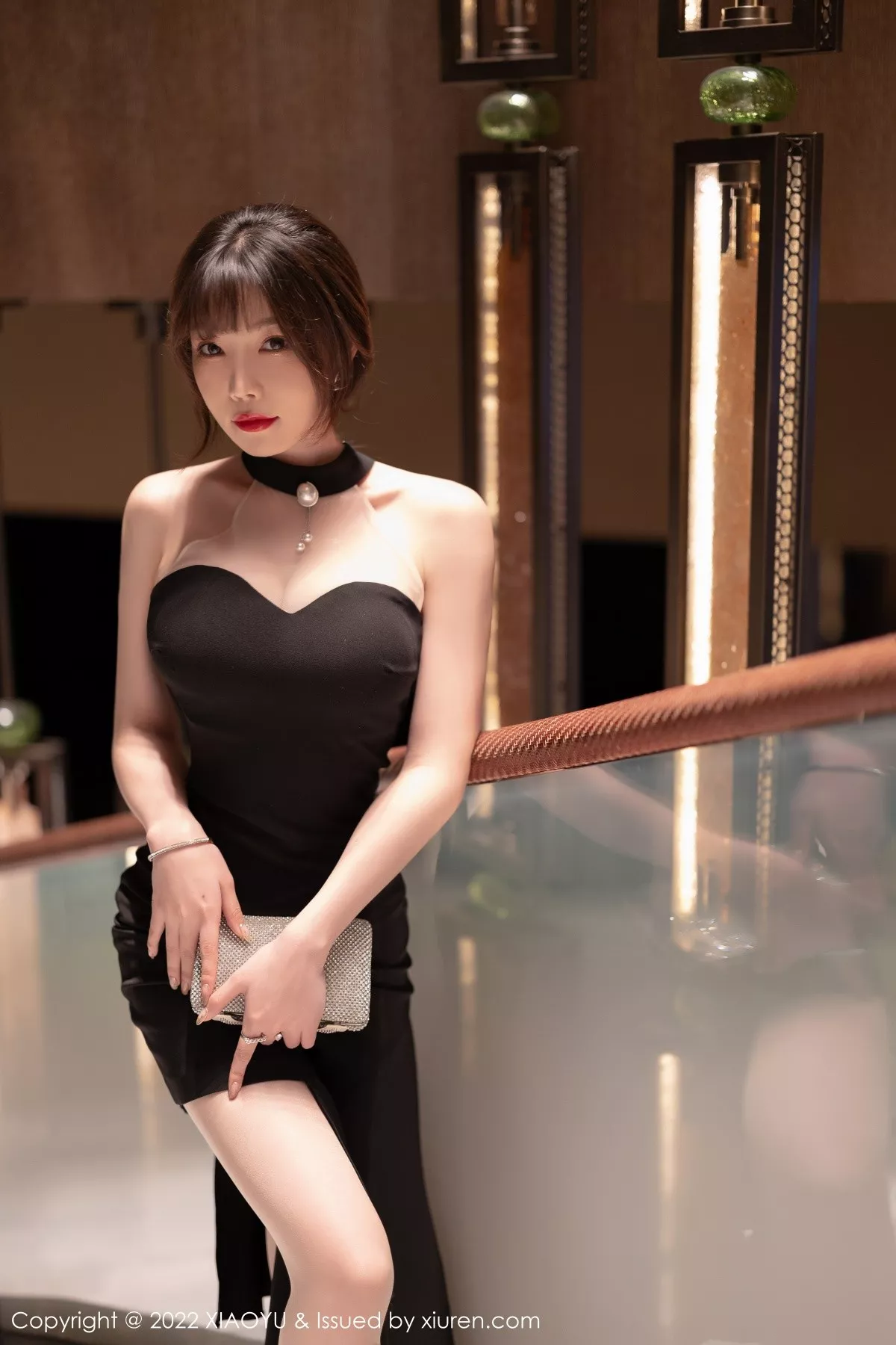Xgyw.Org_[XiaoYu画语界]Vol.765_女神芝芝Booty性感黑色露肩服饰配超薄肉丝秀翘臀美腿诱惑写真82P
