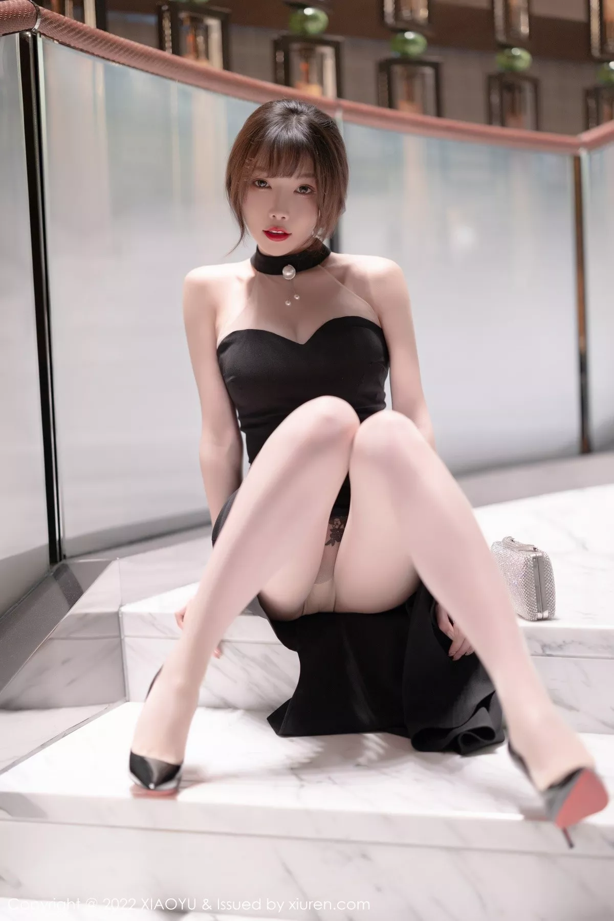 Xgyw.Org_[XiaoYu画语界]Vol.765_女神芝芝Booty性感黑色露肩服饰配超薄肉丝秀翘臀美腿诱惑写真82P