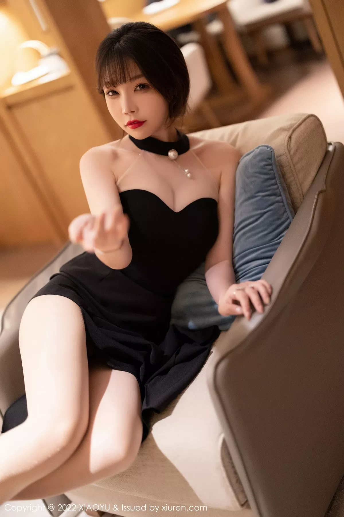 Xgyw.Org_[XiaoYu画语界]Vol.765_女神芝芝Booty性感黑色露肩服饰配超薄肉丝秀翘臀美腿诱惑写真82P