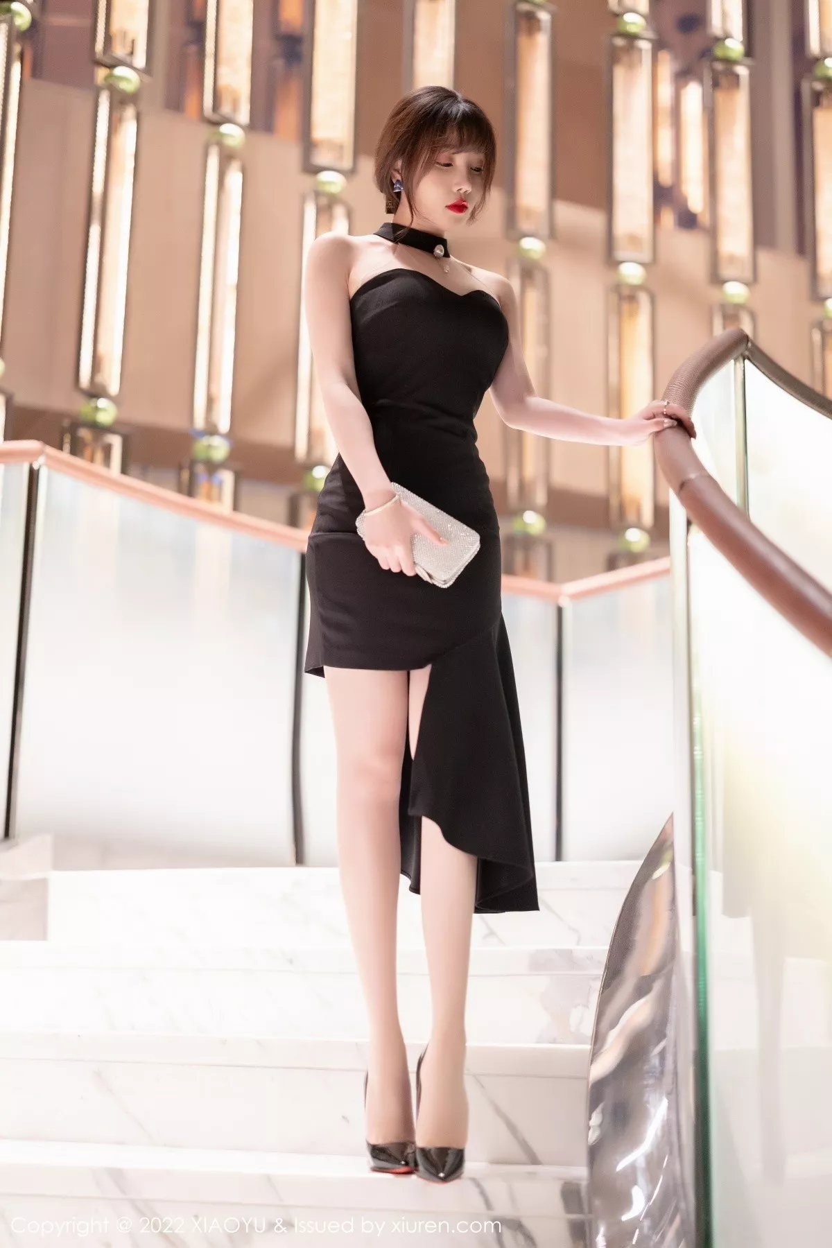 Xgyw.Org_[XiaoYu画语界]Vol.765_女神芝芝Booty性感黑色露肩服饰配超薄肉丝秀翘臀美腿诱惑写真82P