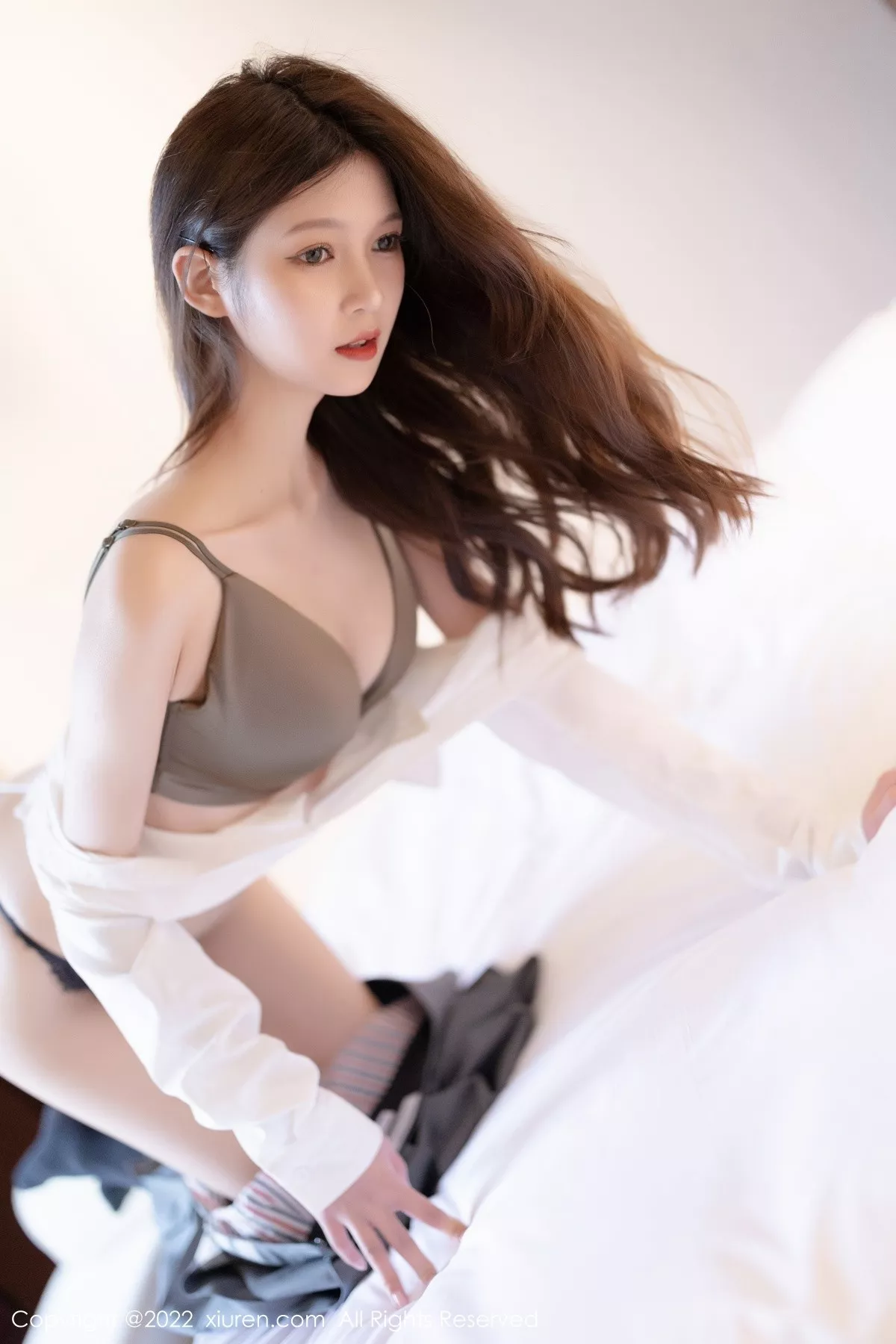 Xgyw.Org_XiuRen第4933期_模特程程程厦门旅拍户外简约白T配灰短裙露黑丝腿袜性感写真75P