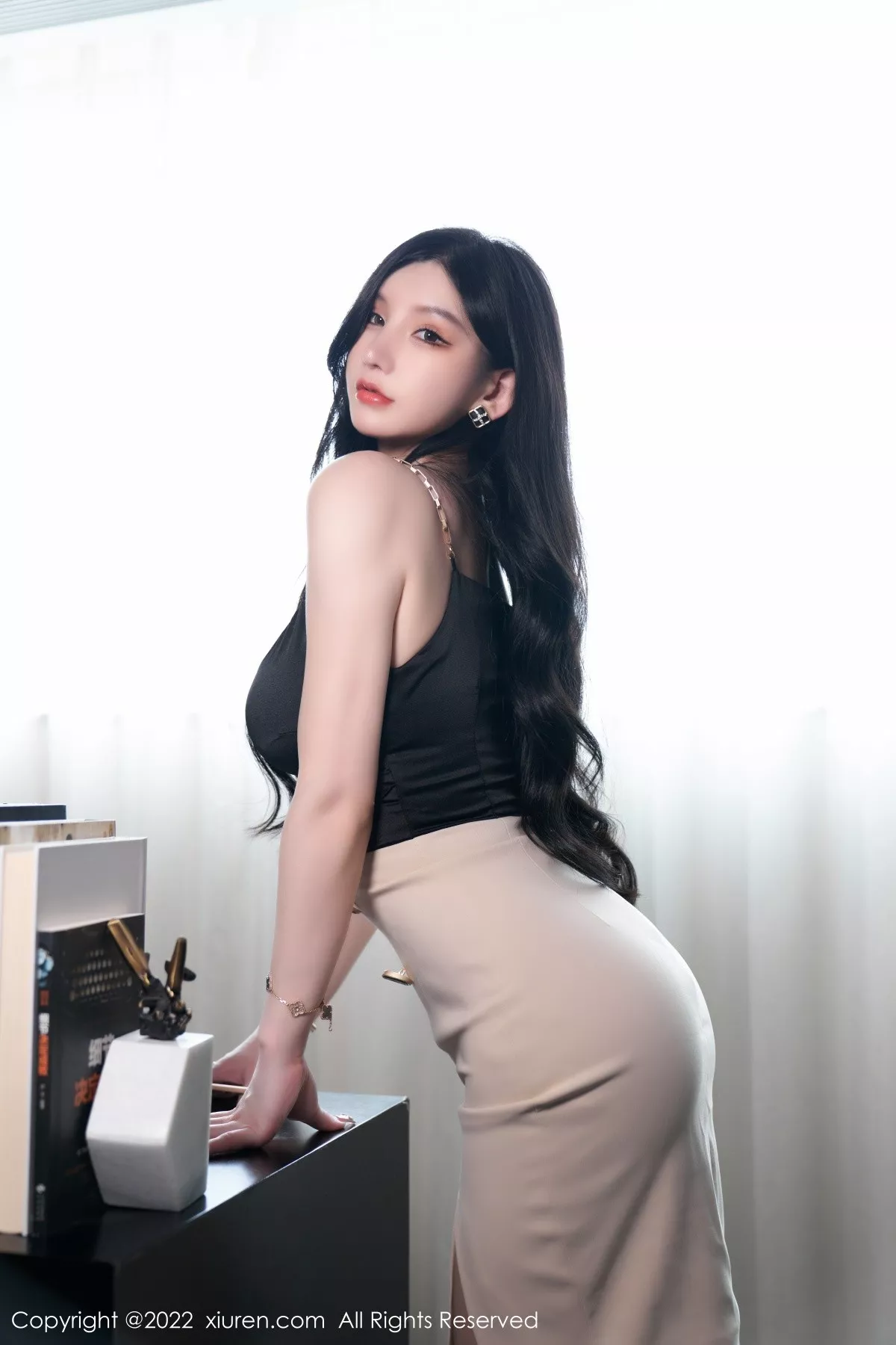 Xgyw.Org_XiuRen第5071期_女神周于希Sally私房黑色低胸服饰半脱露傲人豪乳遮点诱惑写真81P