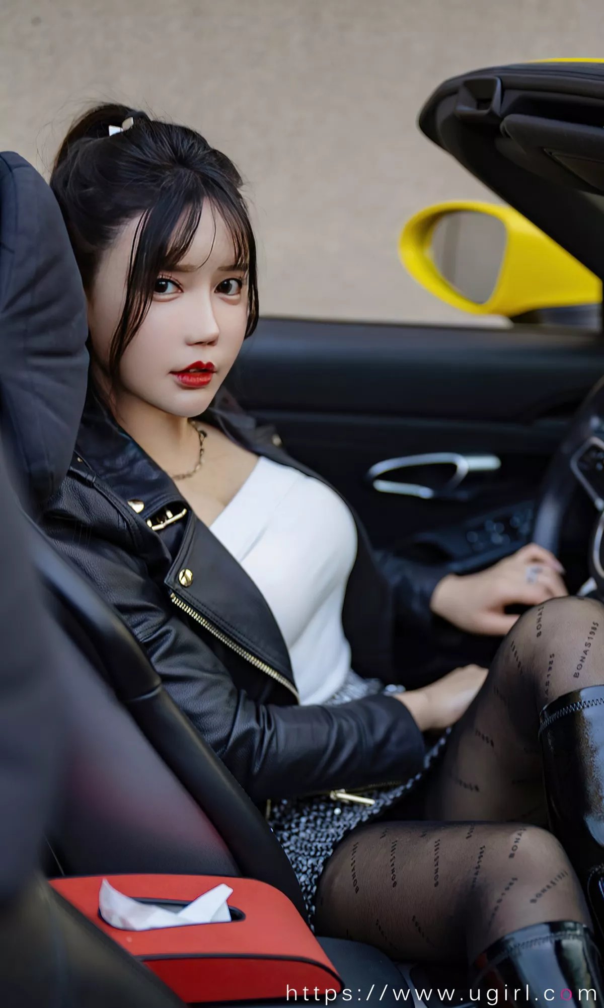 Xgyw.Org_[Ugirls爱尤物]No.2340_模特艾小青户外香车美女主题性感黑色服饰秀完美身材诱惑写真35P