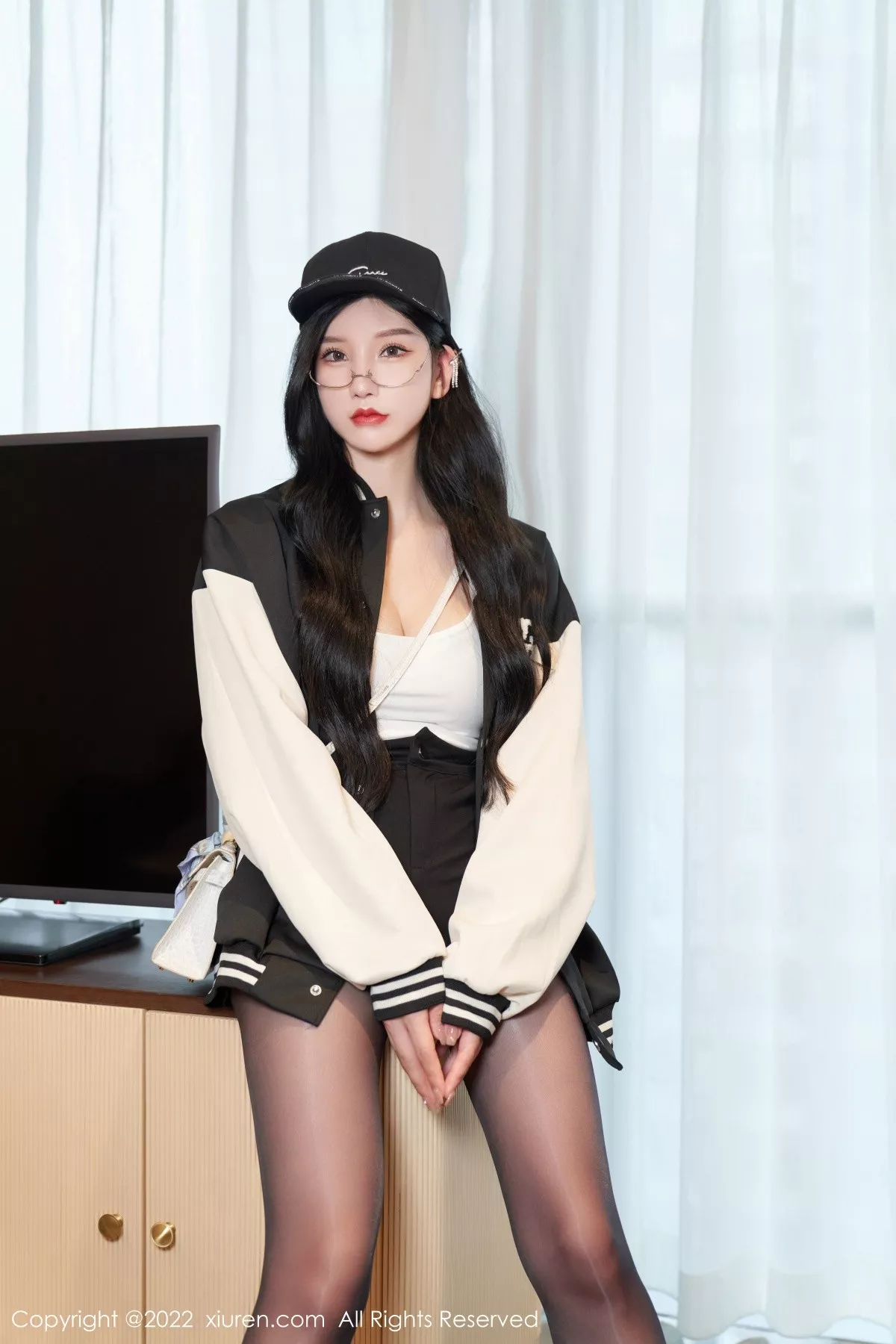 Xgyw.Org_XiuRen第5253期_女神周于希Sally心愿旅拍白色低胸吊带配无内黑丝极致魅惑写真69P