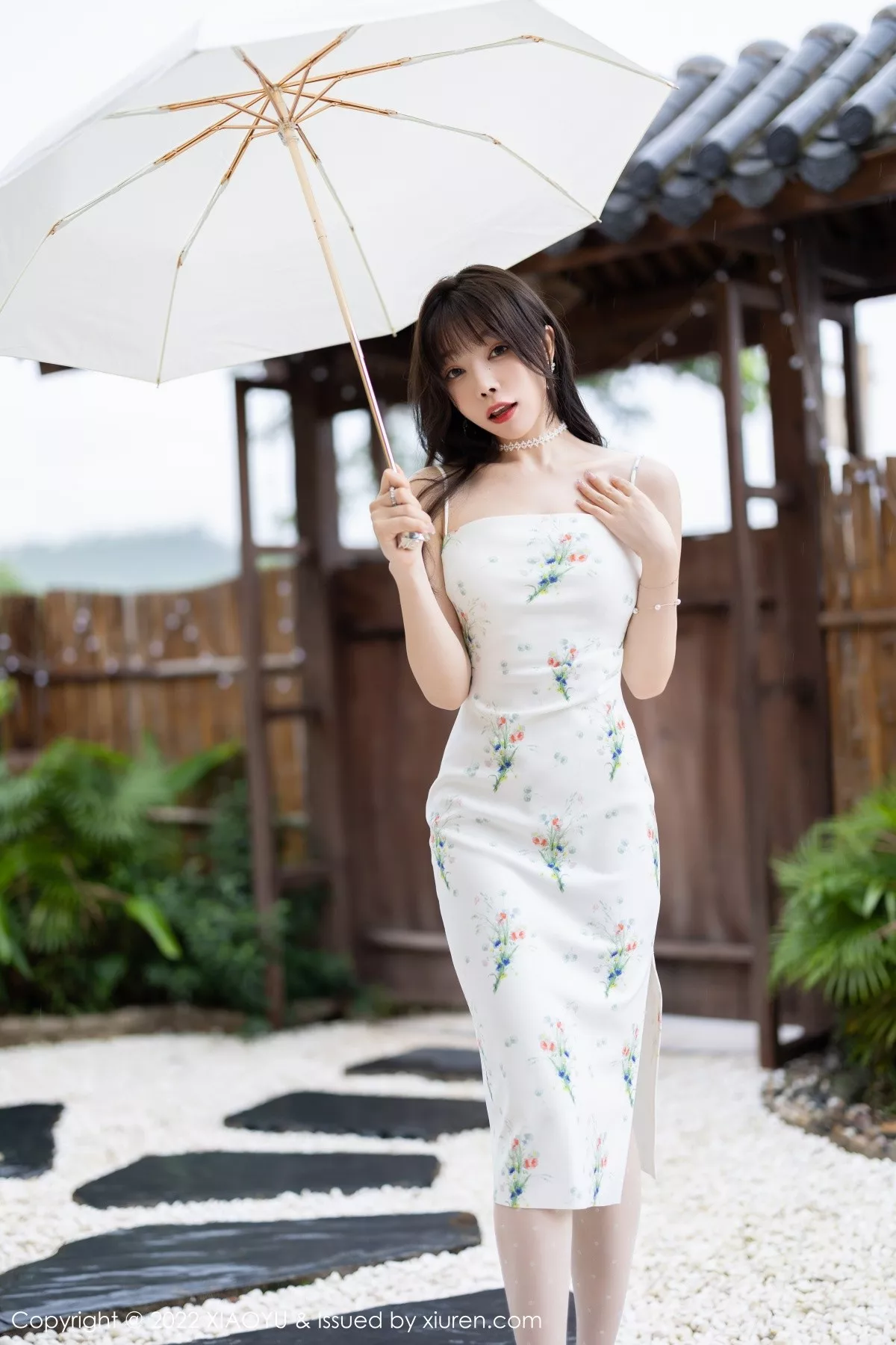 Xgyw.Org_[XiaoYu画语界]Vol.818_女神芝芝Booty脱性感白色吊带连衣裙露黄色蕾丝内衣诱惑写真94P