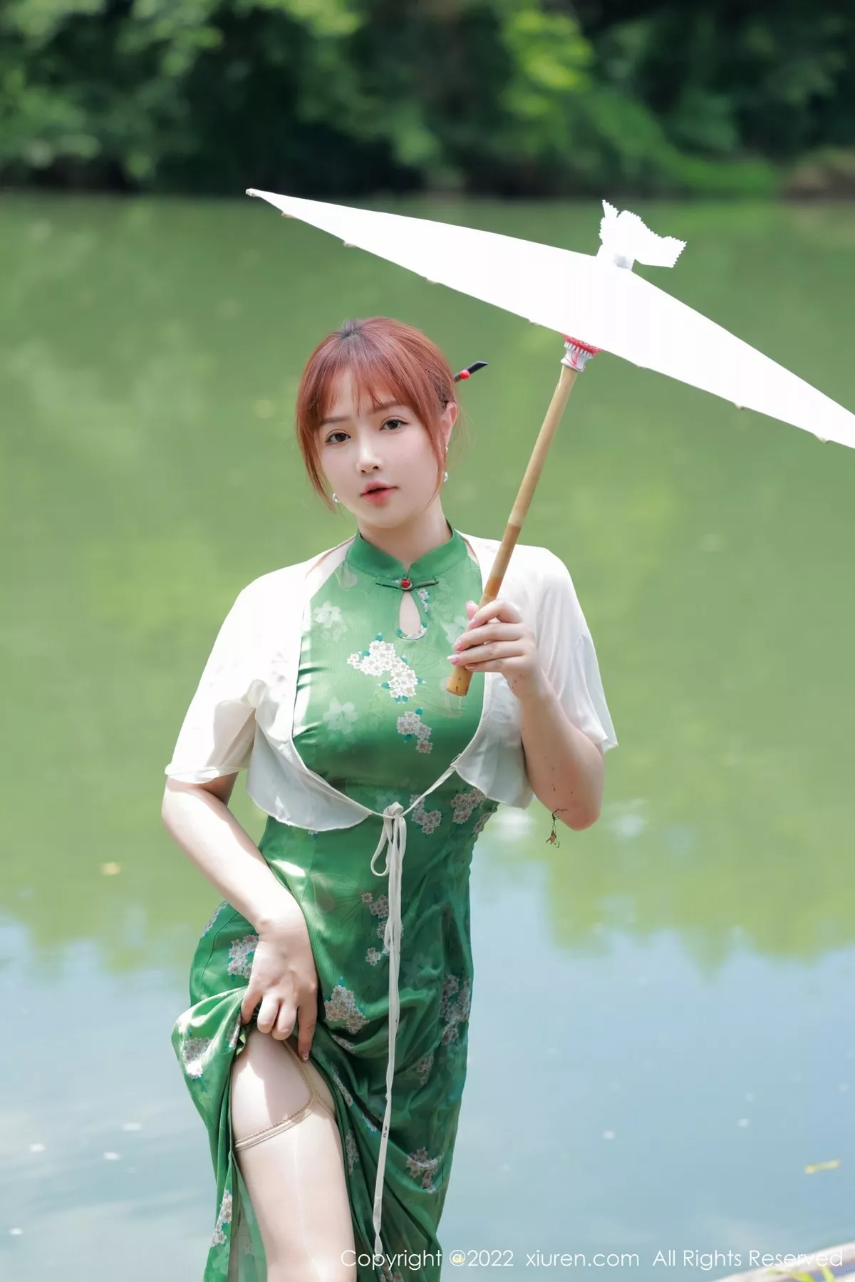 Xgyw.Org_XiuRen第5276期_模特养乐多DoDo江边场景性感绿色旗袍配超薄肉丝迷人诱惑写真51P