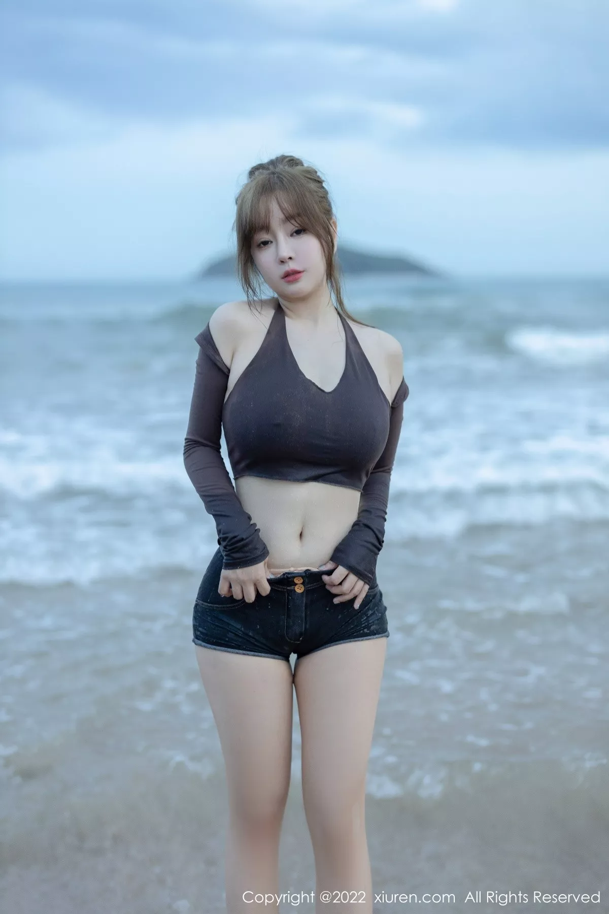 Xgyw.Org_XiuRen第5281期_女神王雨纯海南万宁旅拍性感收身衣配短裤秀曼妙身材诱惑写真58P