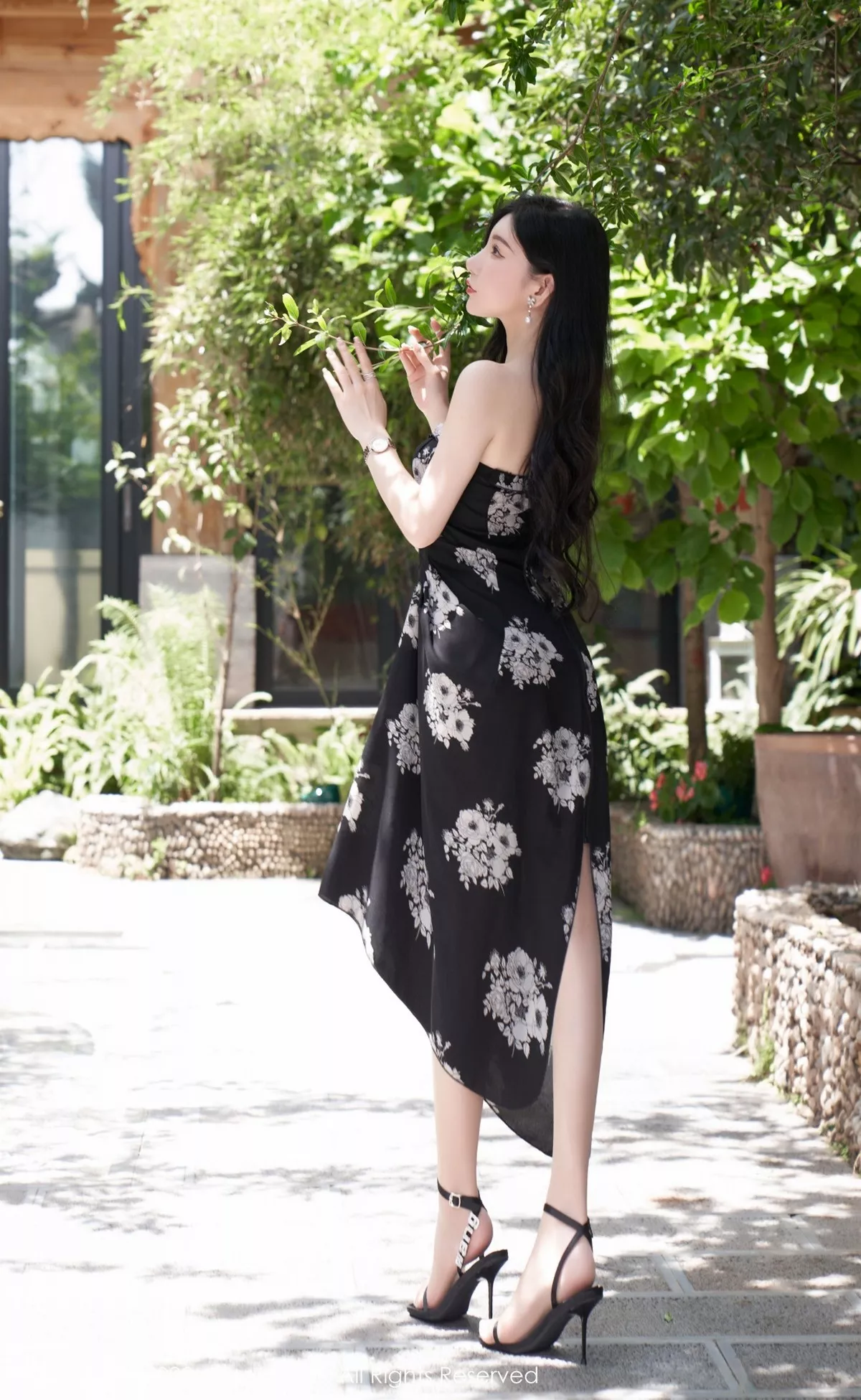 Xgyw.Org_XiuRen第5307期_女神周于希Sally心愿旅拍黑色露肩连衣长裙秀完美身材诱惑写真90P
