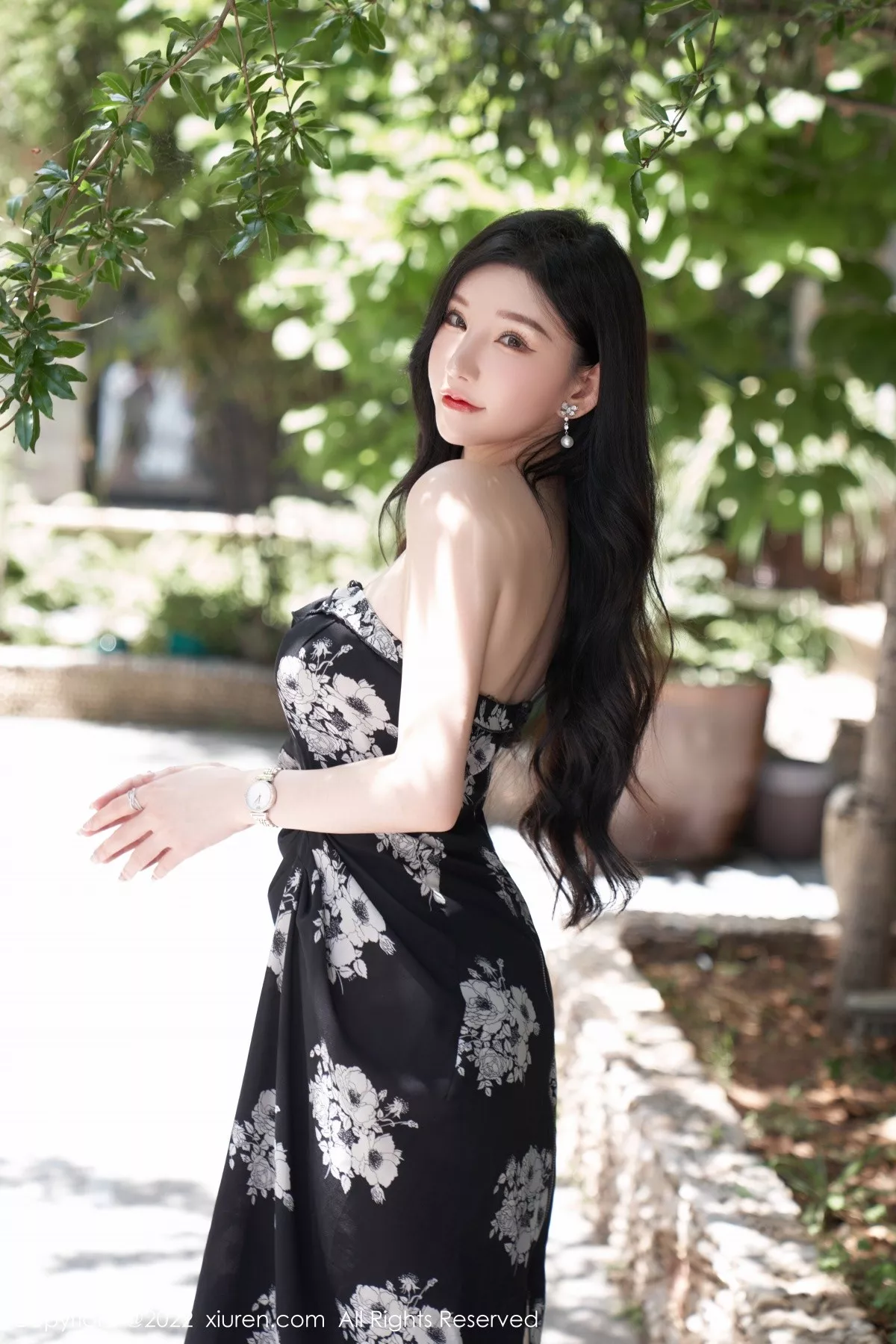 Xgyw.Org_XiuRen第5307期_女神周于希Sally心愿旅拍黑色露肩连衣长裙秀完美身材诱惑写真90P